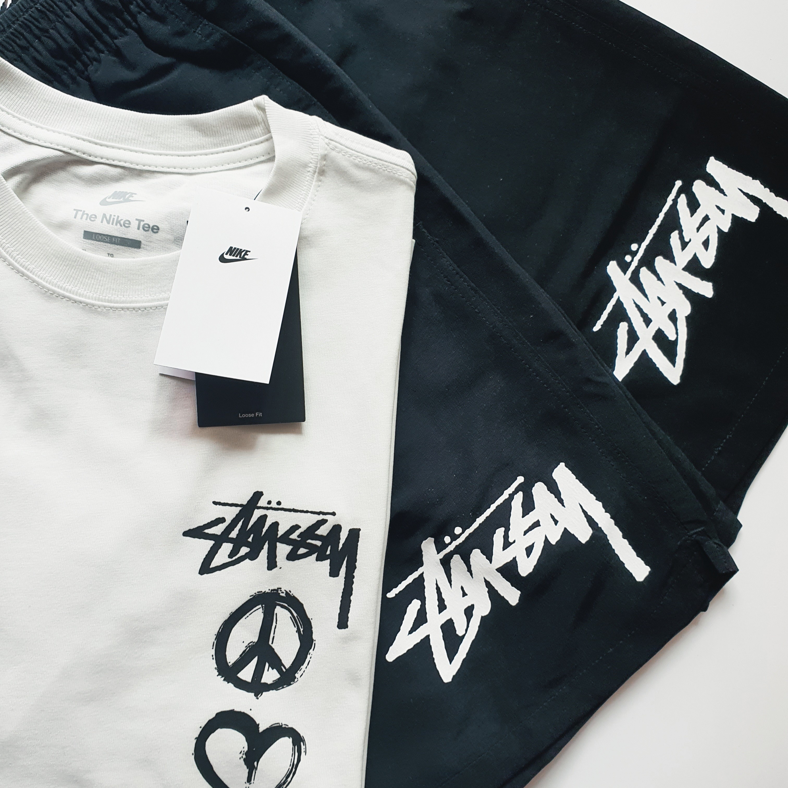 Nike x Stussy NRG RA T-Shirt Summit White (DM4942-121), Stussy Big Stock Water Shorts Black 착용 스타일