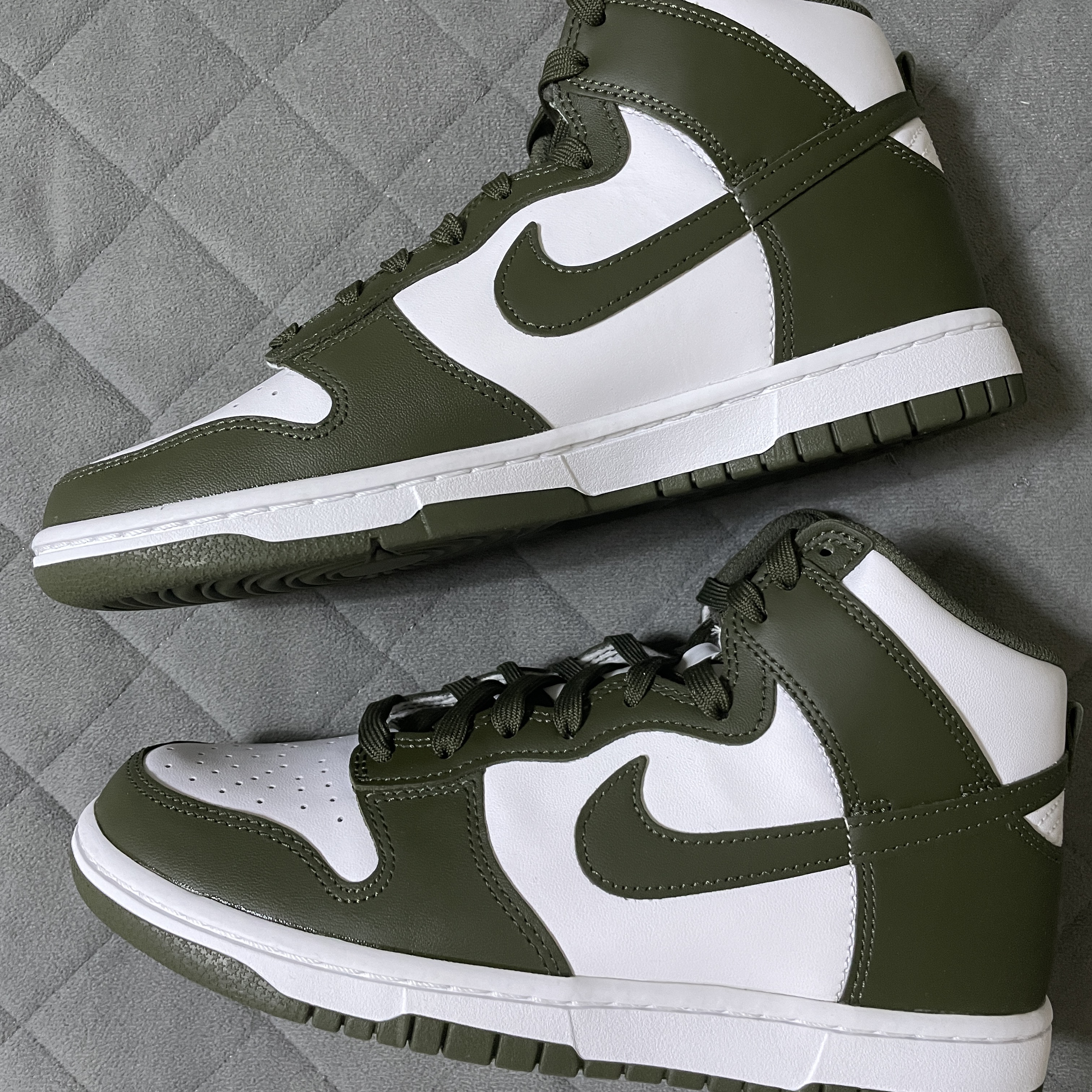 Nike Dunk High Retro Championship Khaki 착용 스타일