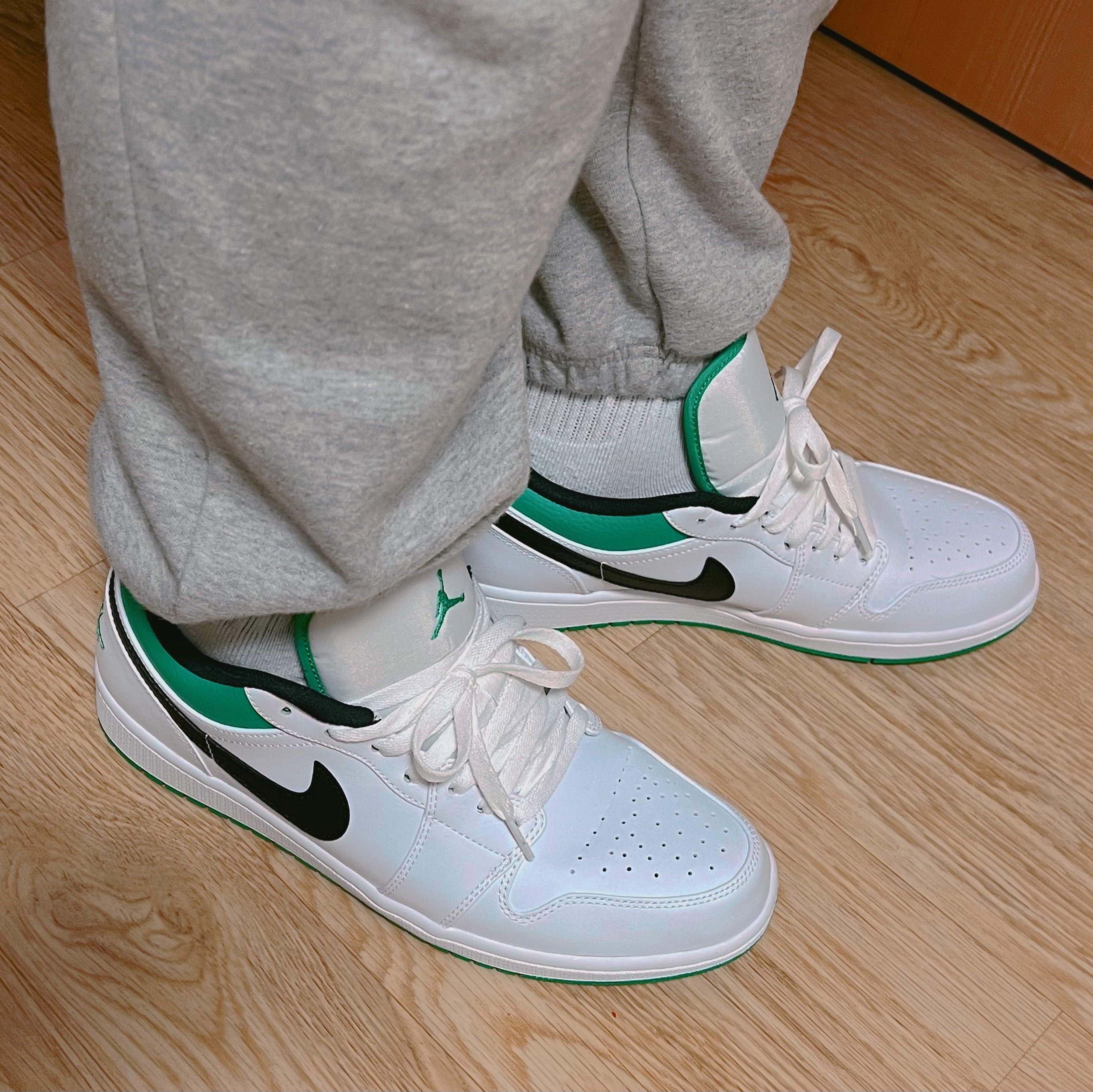 Jordan 1 Low White Lucky Green 착용 스타일 - 2
