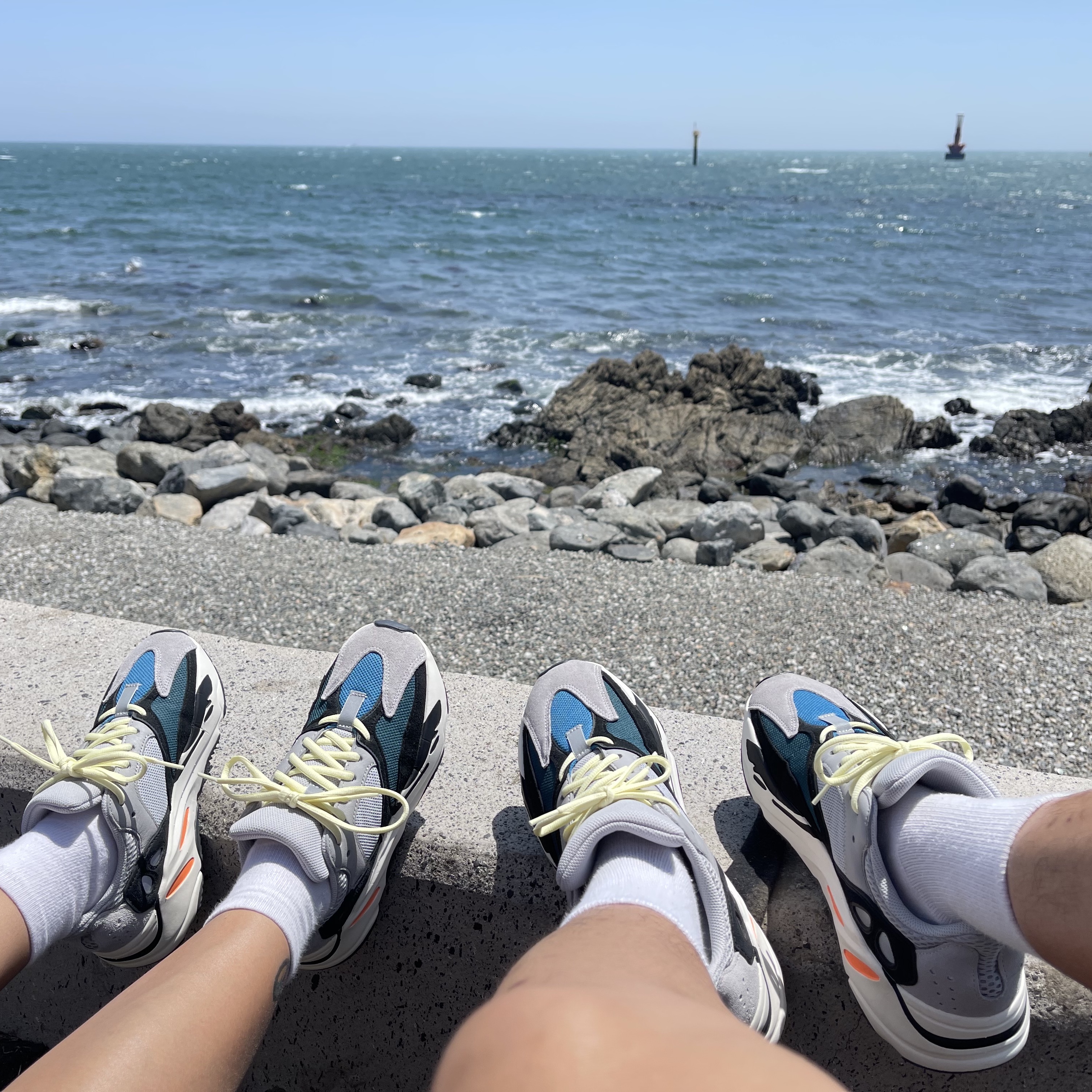Adidas Yeezy Boost 700 Wave Runner Solid Grey 2021/2022, Arc'teryx Sinsolo Hat Black 착용 스타일 - 3