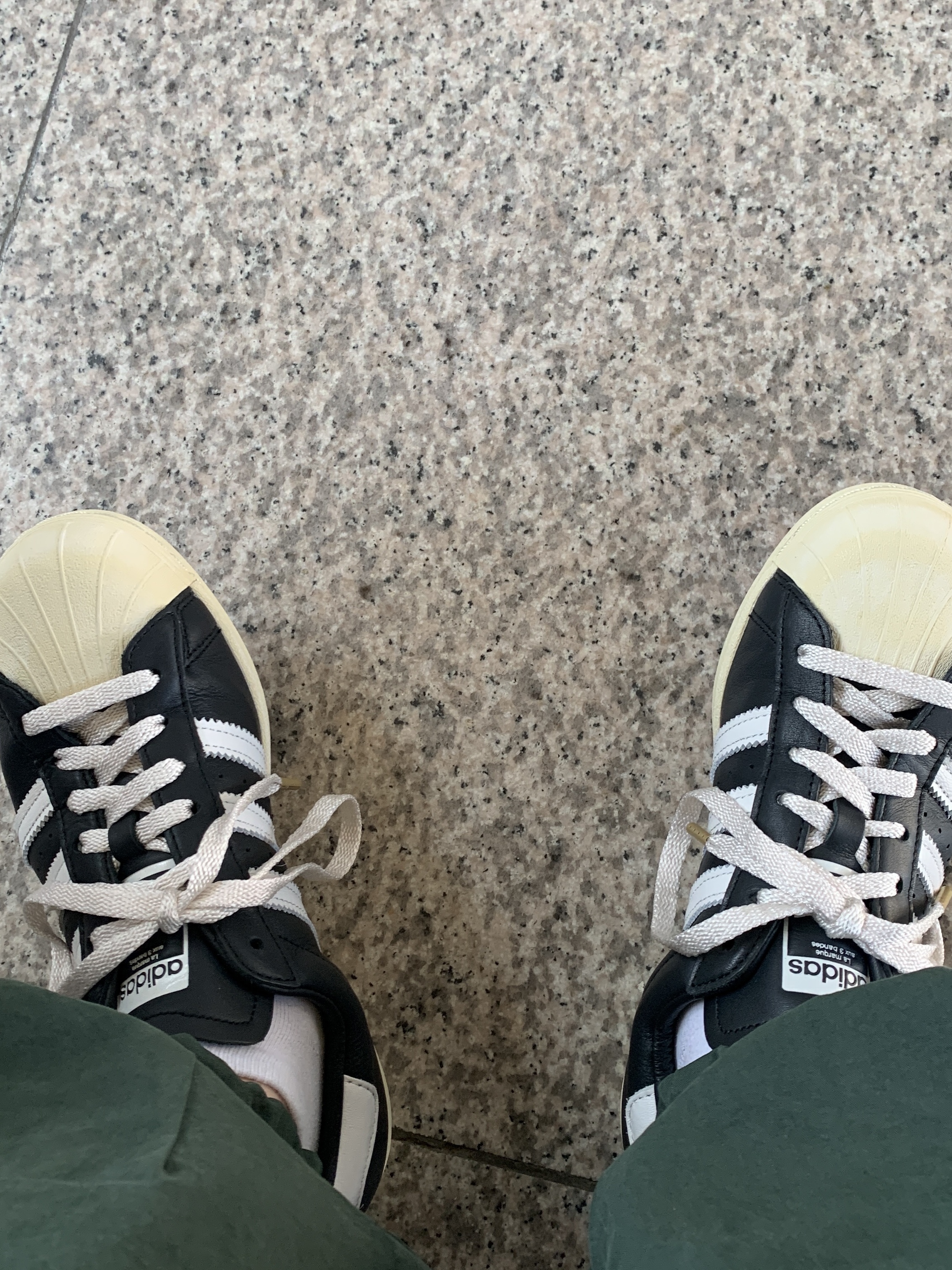 Adidas Superstar Premium Black White 착용 스타일 - 2