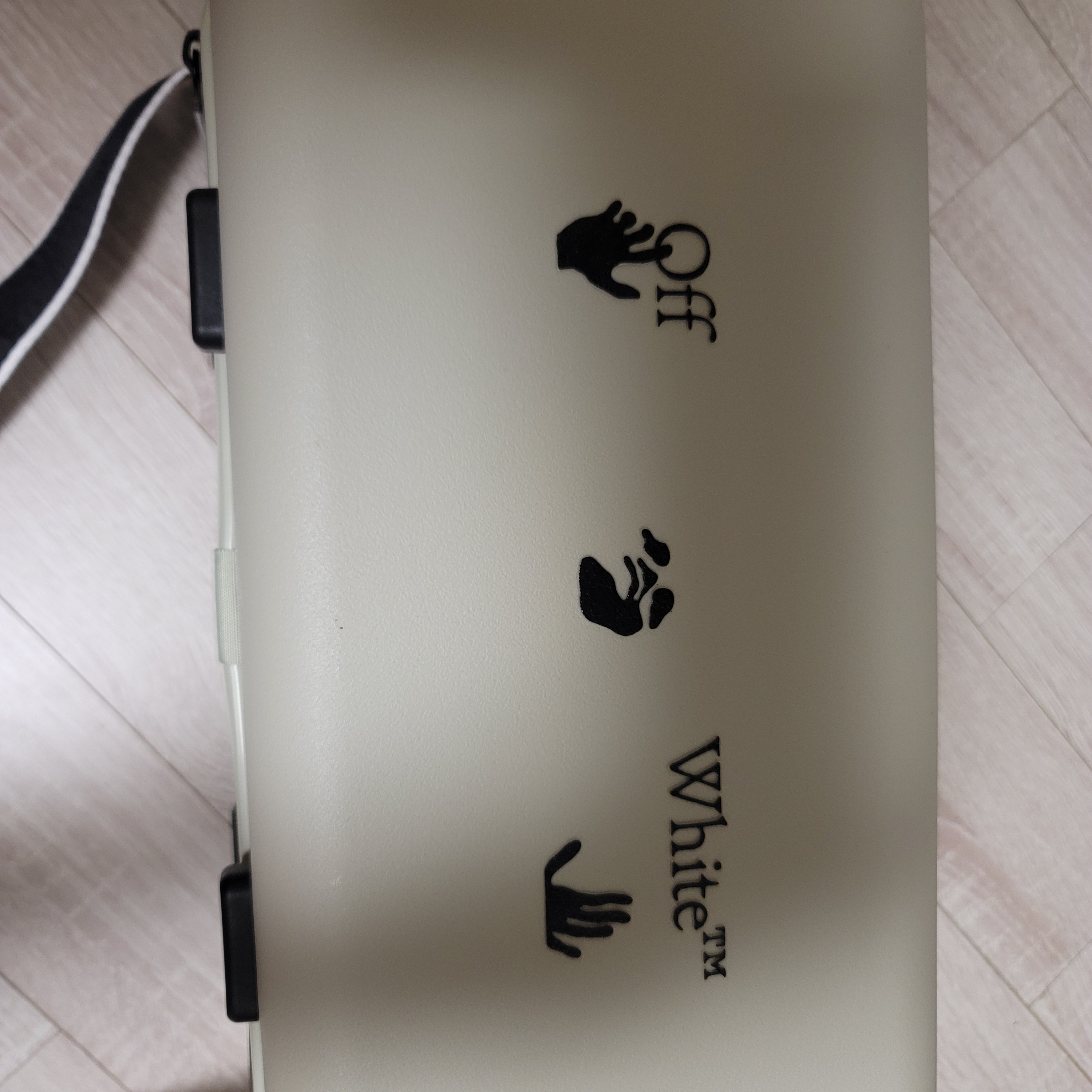 Off-White x Amore Pacific Protection Box (Without Cosmetics) 착용 스타일 - 1