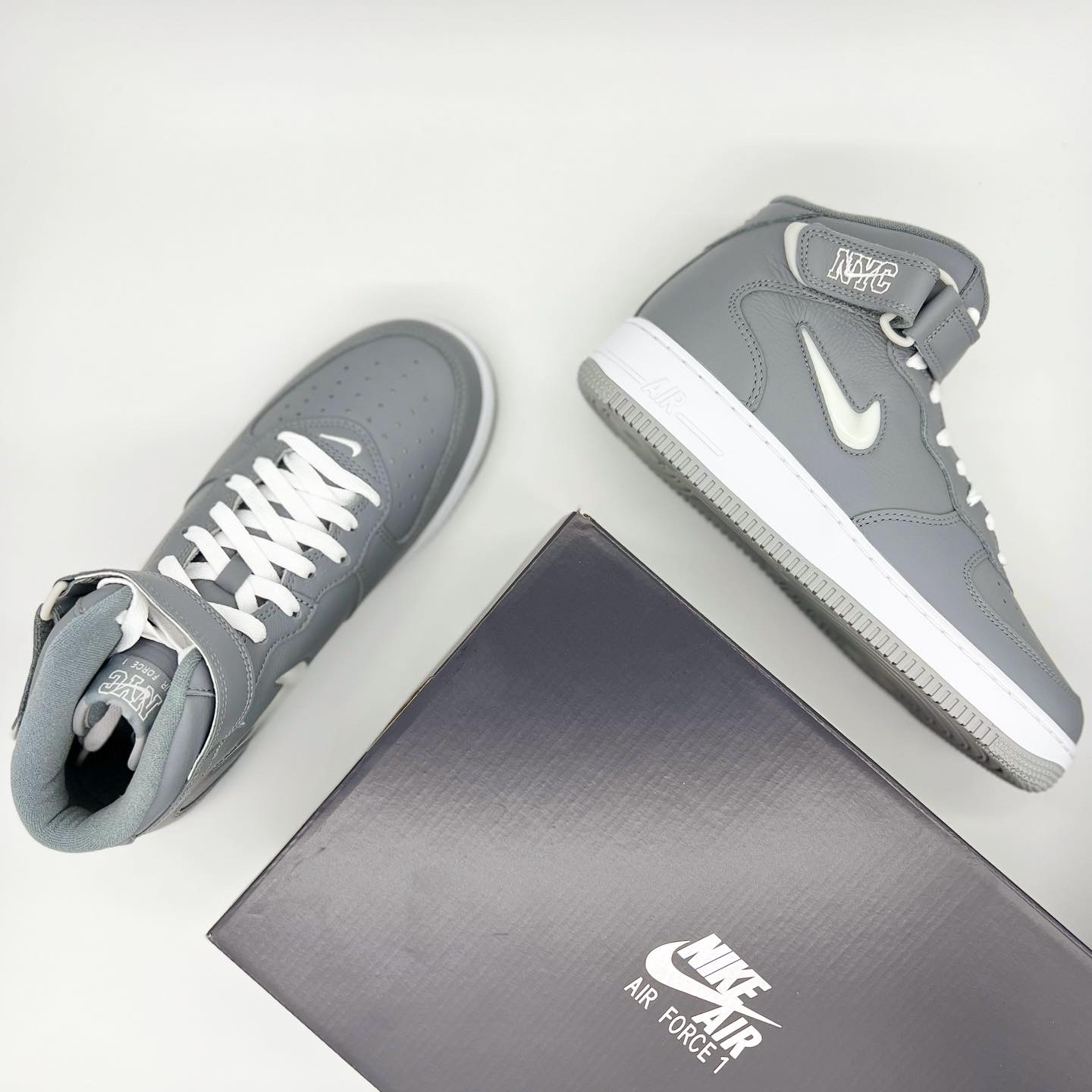 Nike Air Force 1 Mid QS NYC Cool Grey 착용 스타일 - 5
