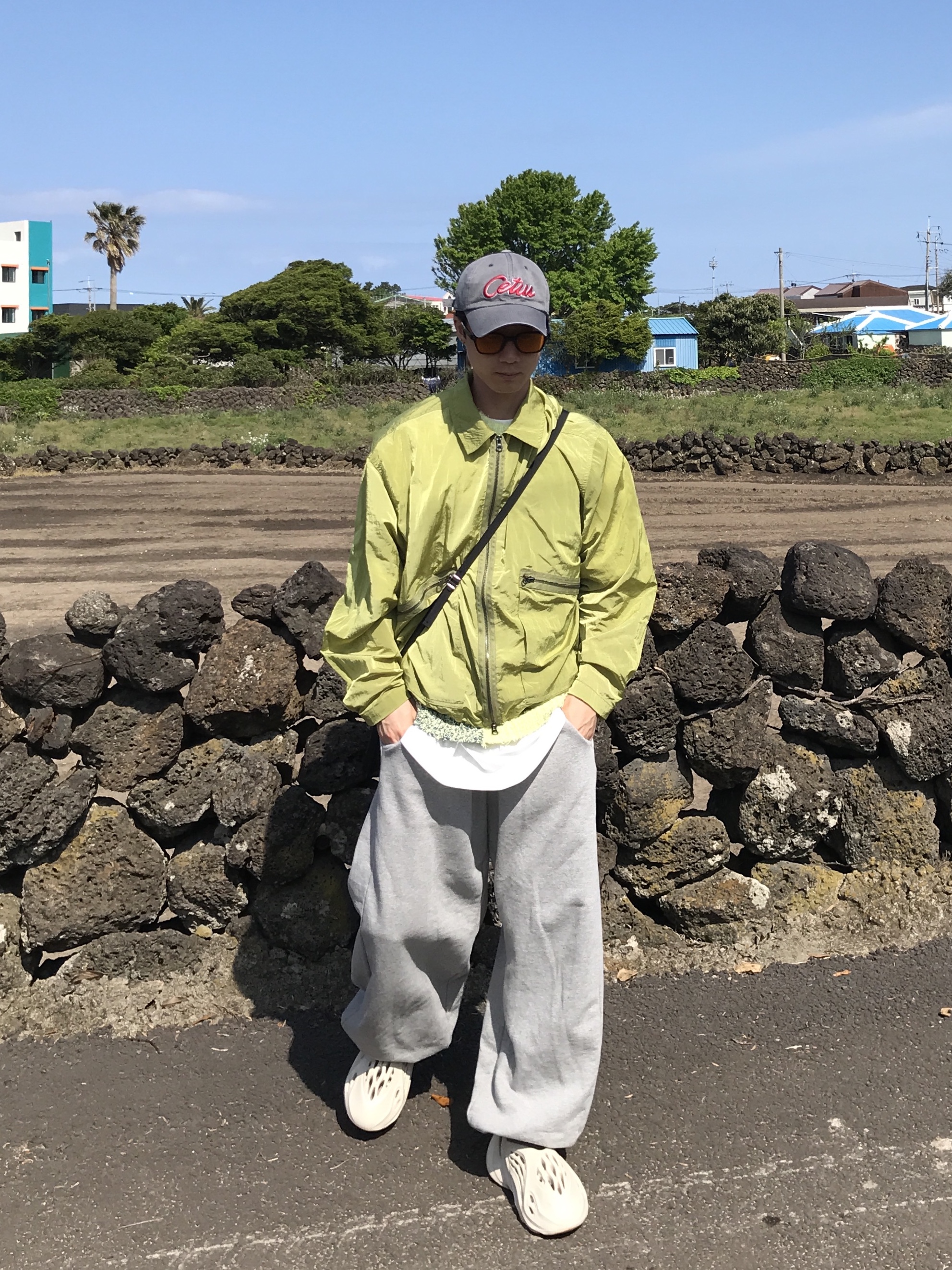 Adidas Yeezy Foam RNNR Sand 착용 스타일