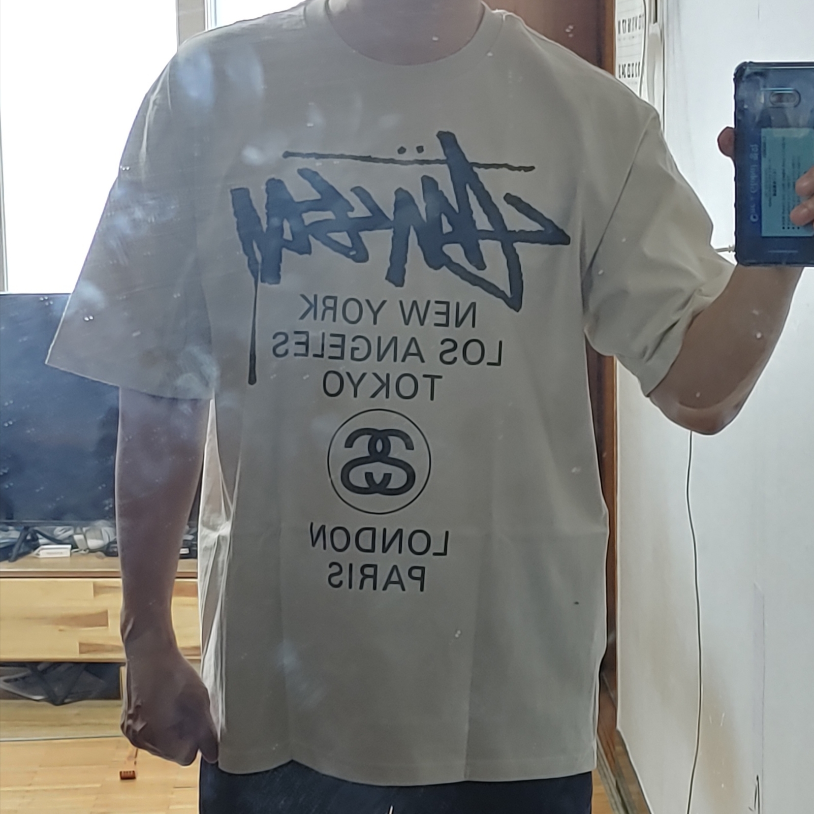 IAB Studio T-Shirt White Light Green, Stussy World Tour T-Shirt Smoke 착용 스타일 - 2