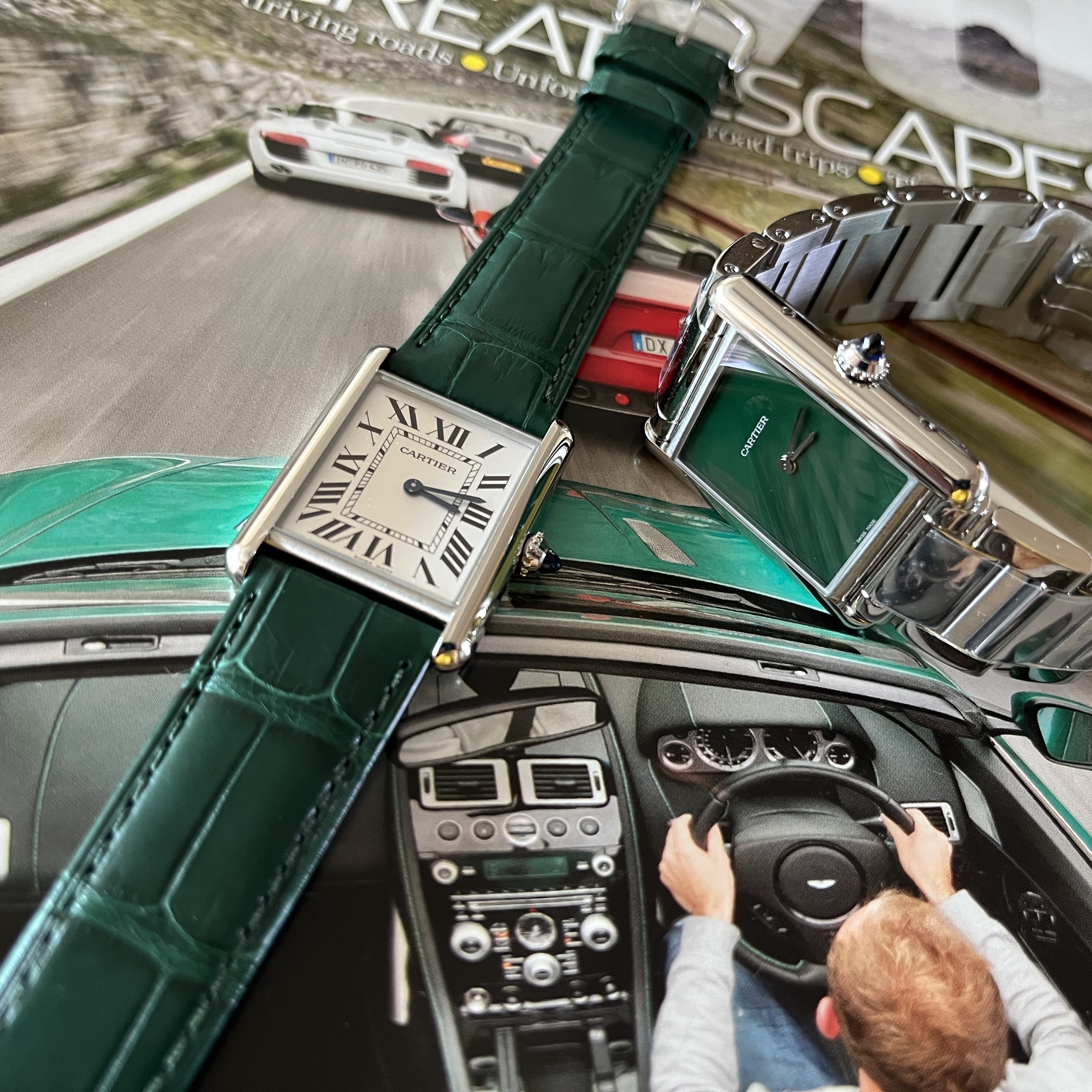 Cartier Tank Must Watch Large Quartz Steel Calfskin Black, Cartier Tank Must Watch Large Quartz Steel Alligator Skin Green 착용 스타일 - 1