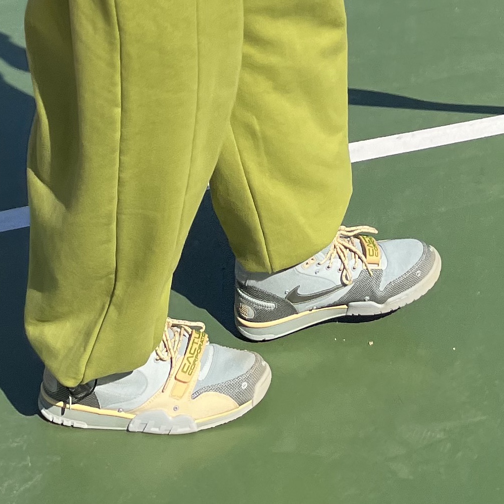 Nike x Travis Scott Nike Air Trainer 1 Grey Haze and Dusty Sage 착용 스타일 - 1