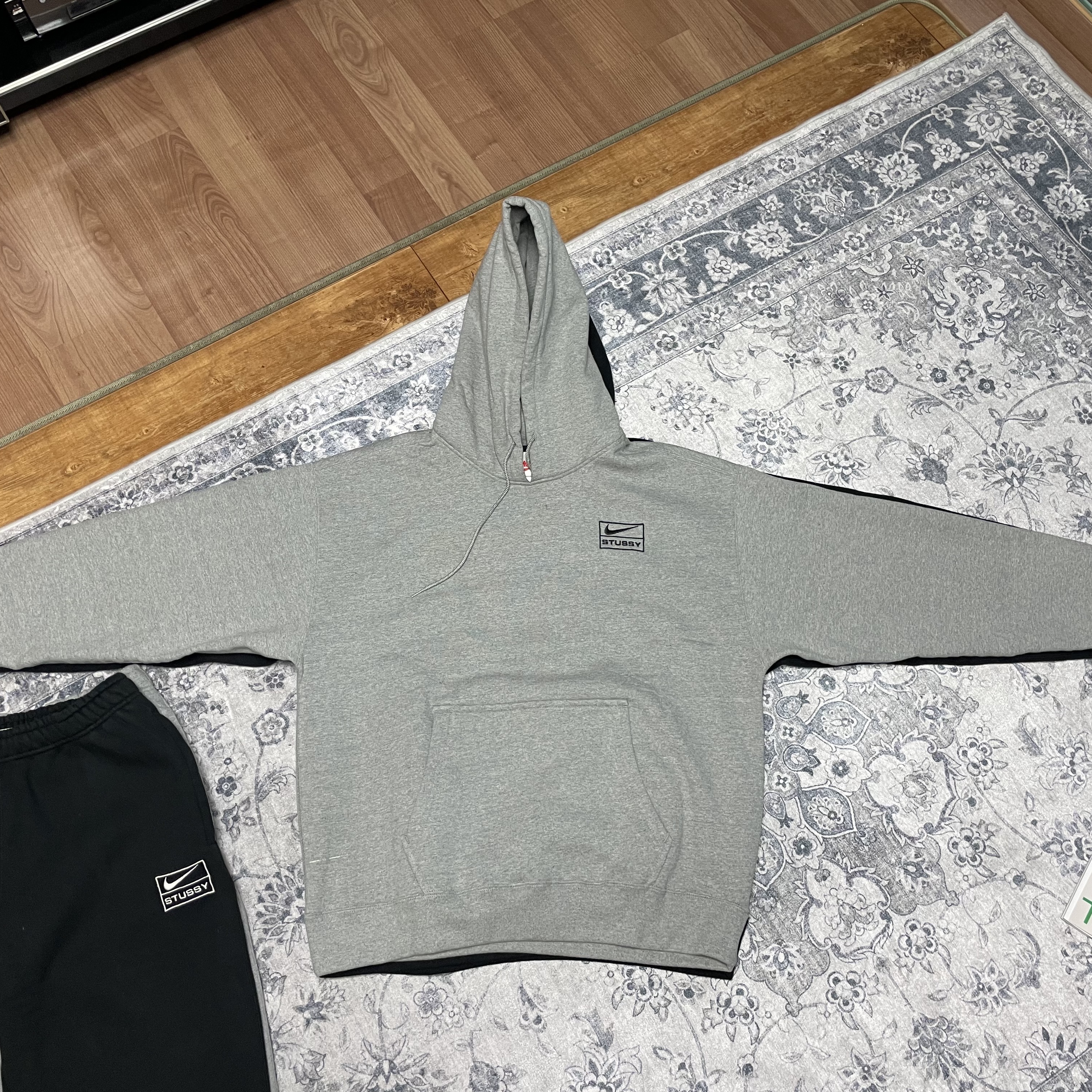 Nike x Stussy NRG RA Pullover Hoodie Dark Grey Heather (DJ9488-063), Nike x Stussy NRG RA Washed Pullover Hoodie Black (DN4028-010) 착용 스타일 - 1