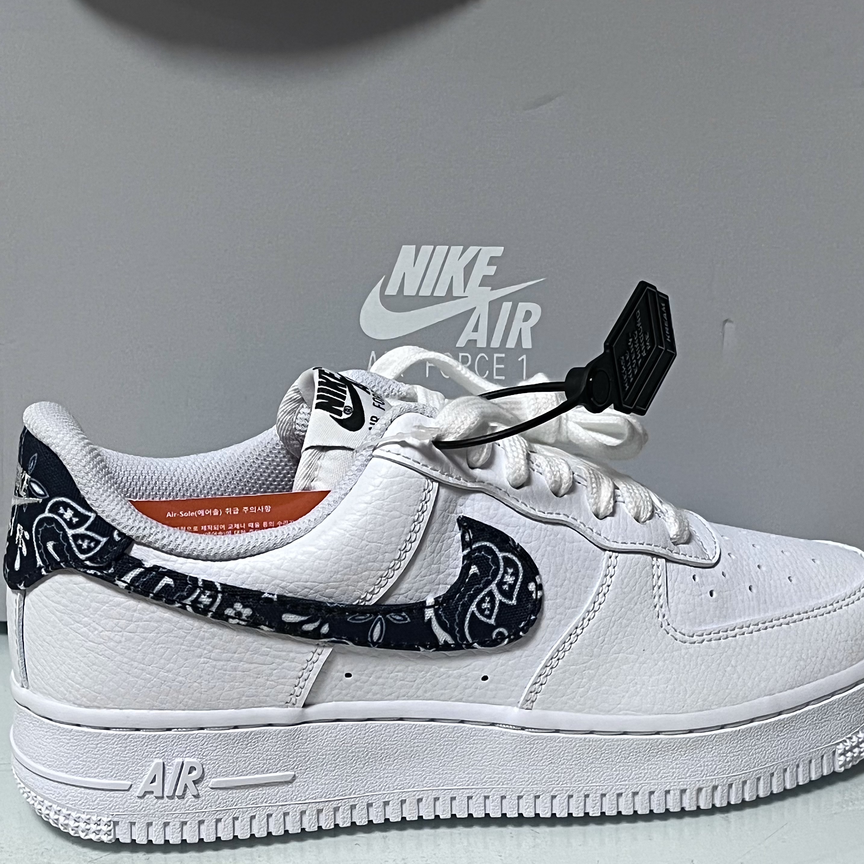 (W) Nike Air Force 1 '07 Essential Paisley Swoosh White Black 착용 스타일 - 2
