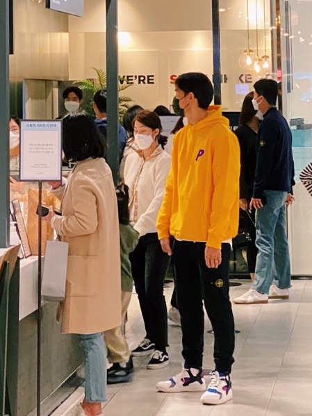 Palace Tri-Chenille Hood Yellow - 20SS, Stone Island 31303 Stretch Cotton Tela Paracadute Cargo Pants Black - 22SS 착용 스타일