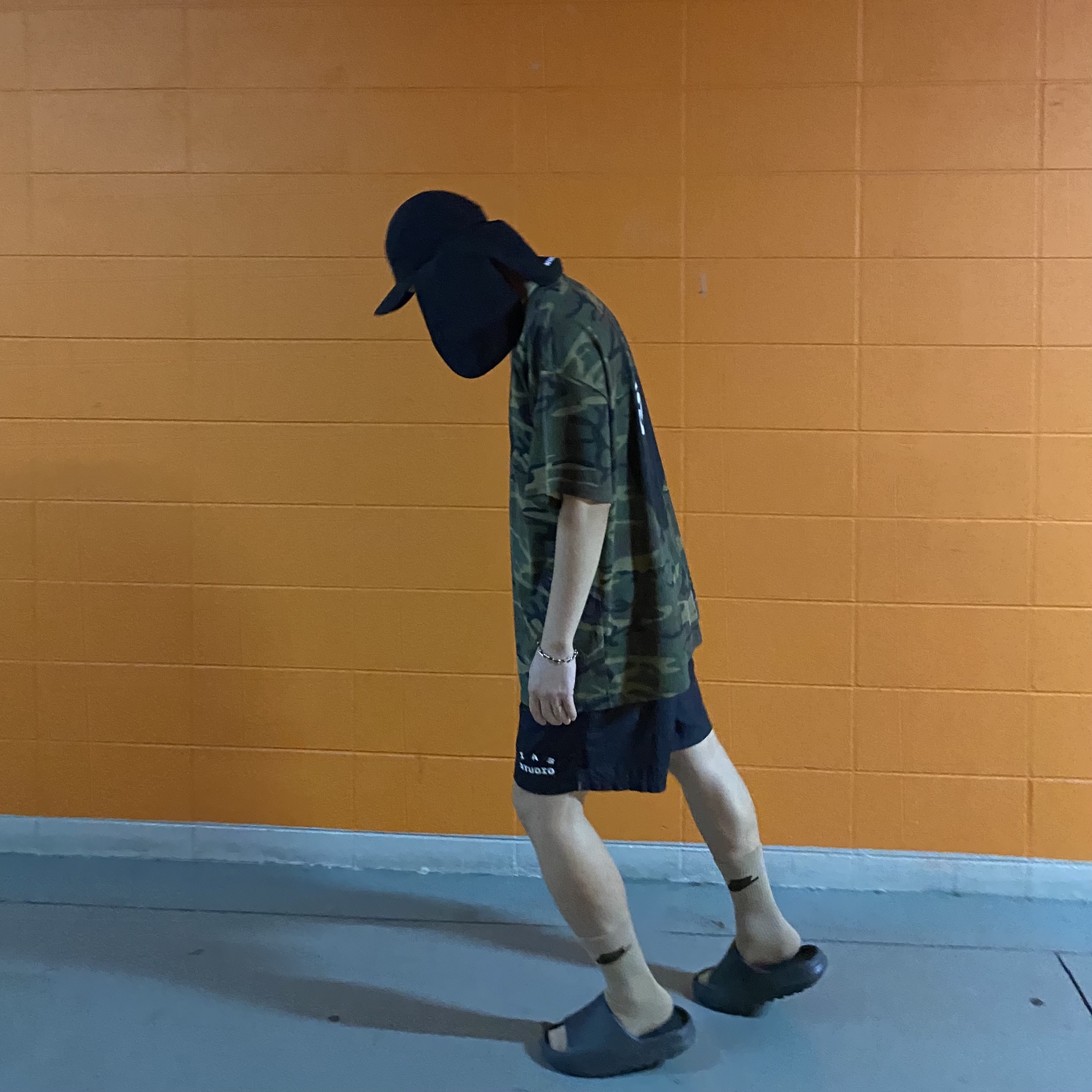 Stussy 8 Ball T-Shirt Camo, IAB Studio Woven Shorts Black 착용 스타일