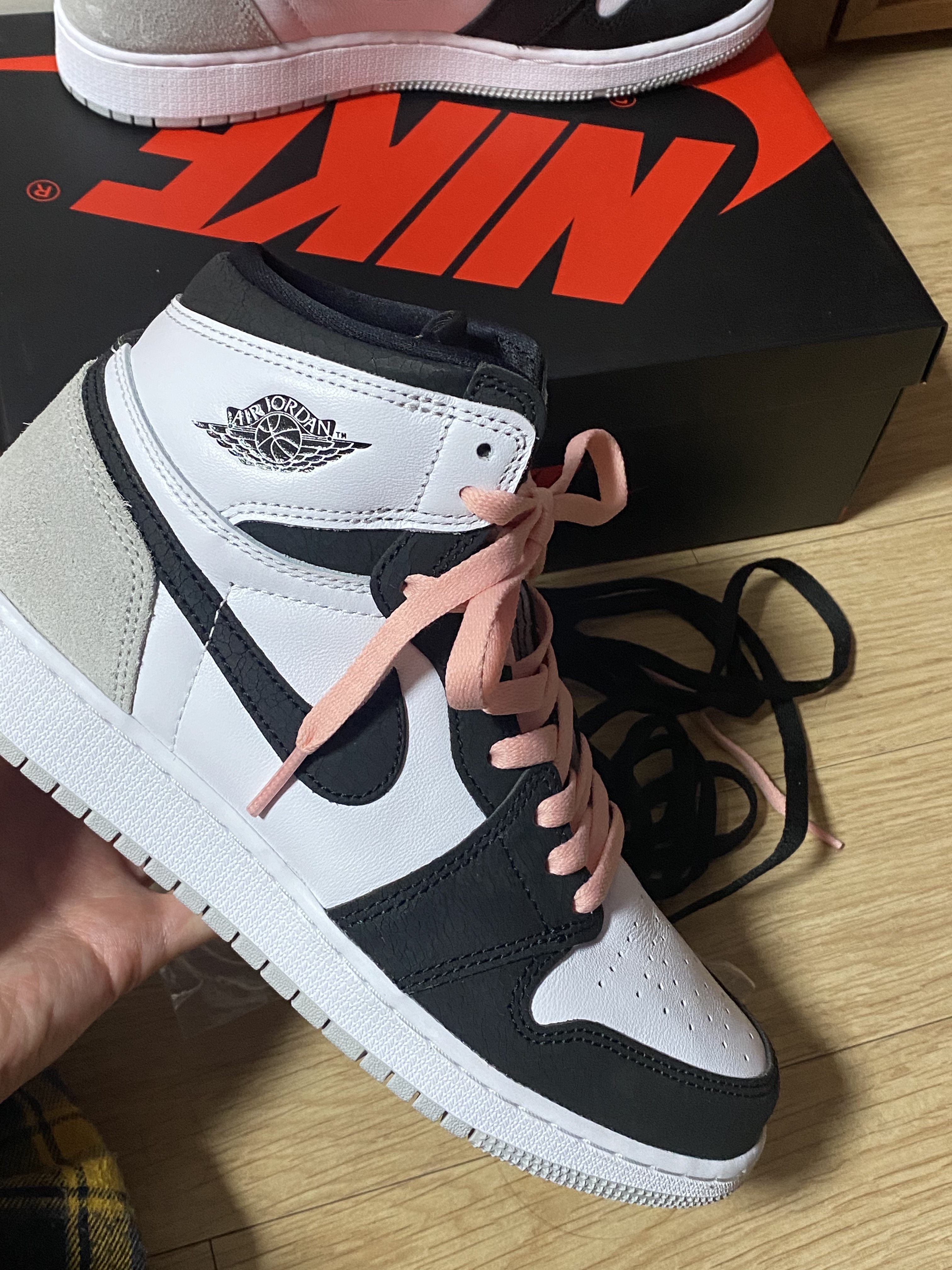 Jordan 1 Retro High OG Bleached Coral, (GS) Jordan 1 Retro High OG Bleached Coral 착용 스타일 - 4