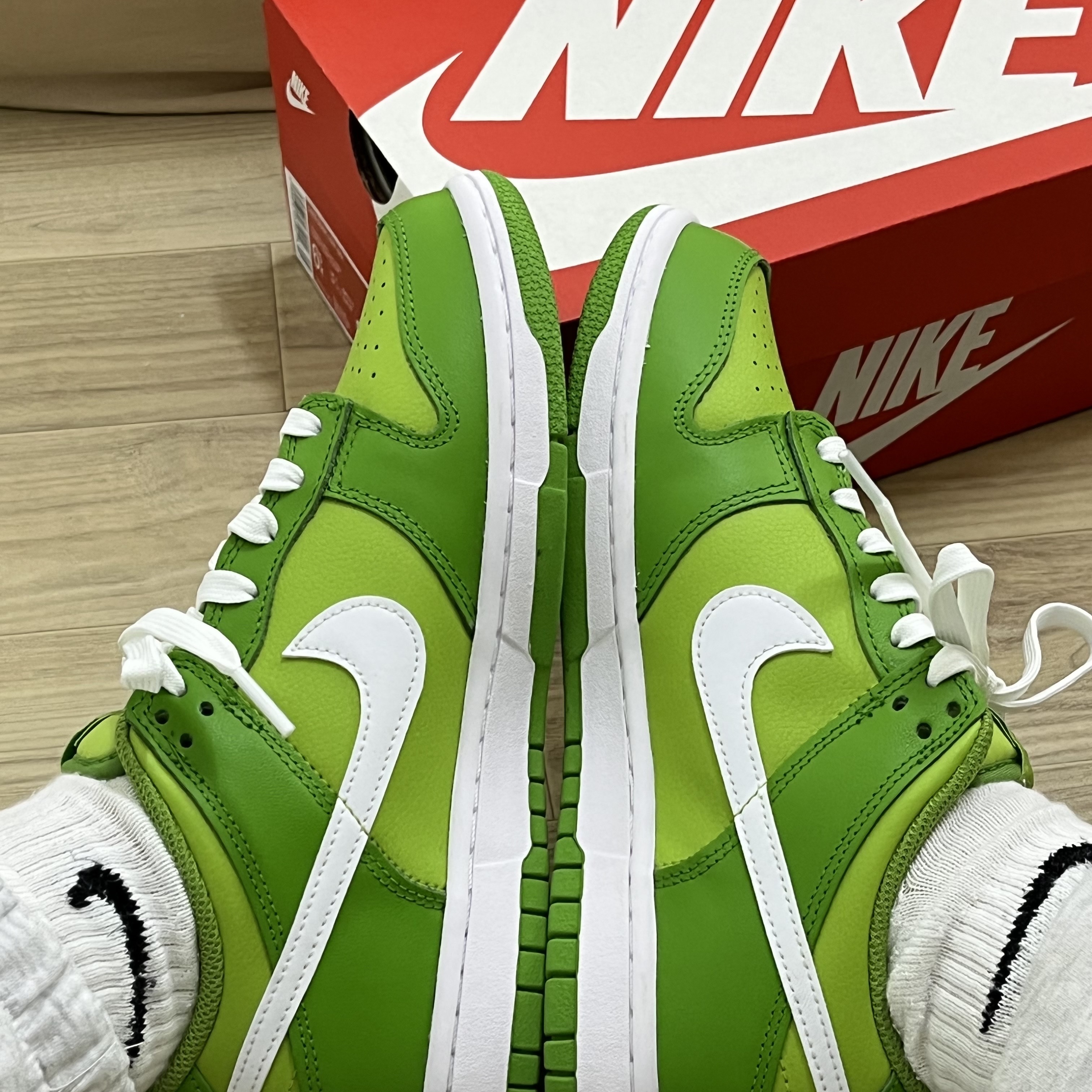 (GS) Nike Dunk Low Vivid Green 착용 스타일 - 1