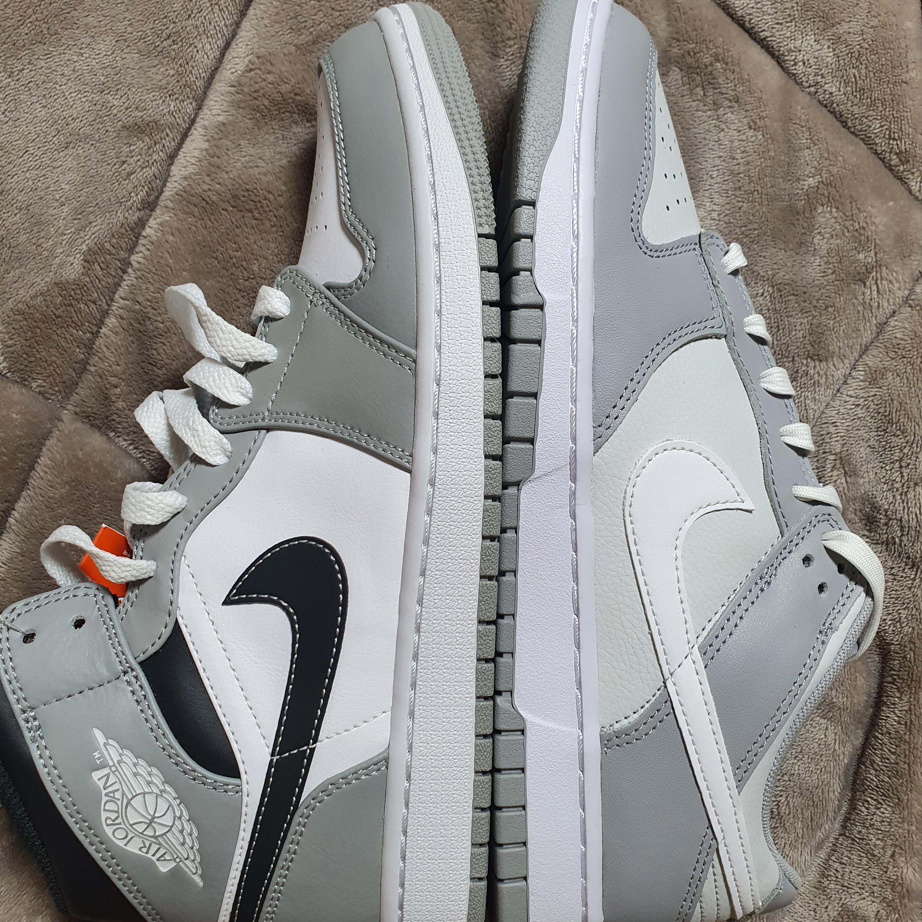 Jordan 1 Mid Light Smoke Grey Anthracite 착용 스타일 - 1