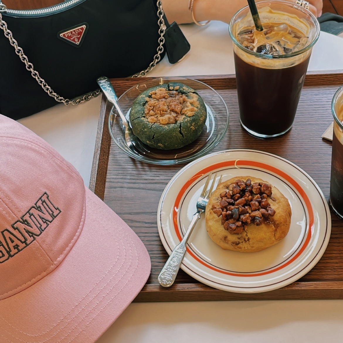 (W) Ganni Logo Cap Sweet Lilac 착용 스타일