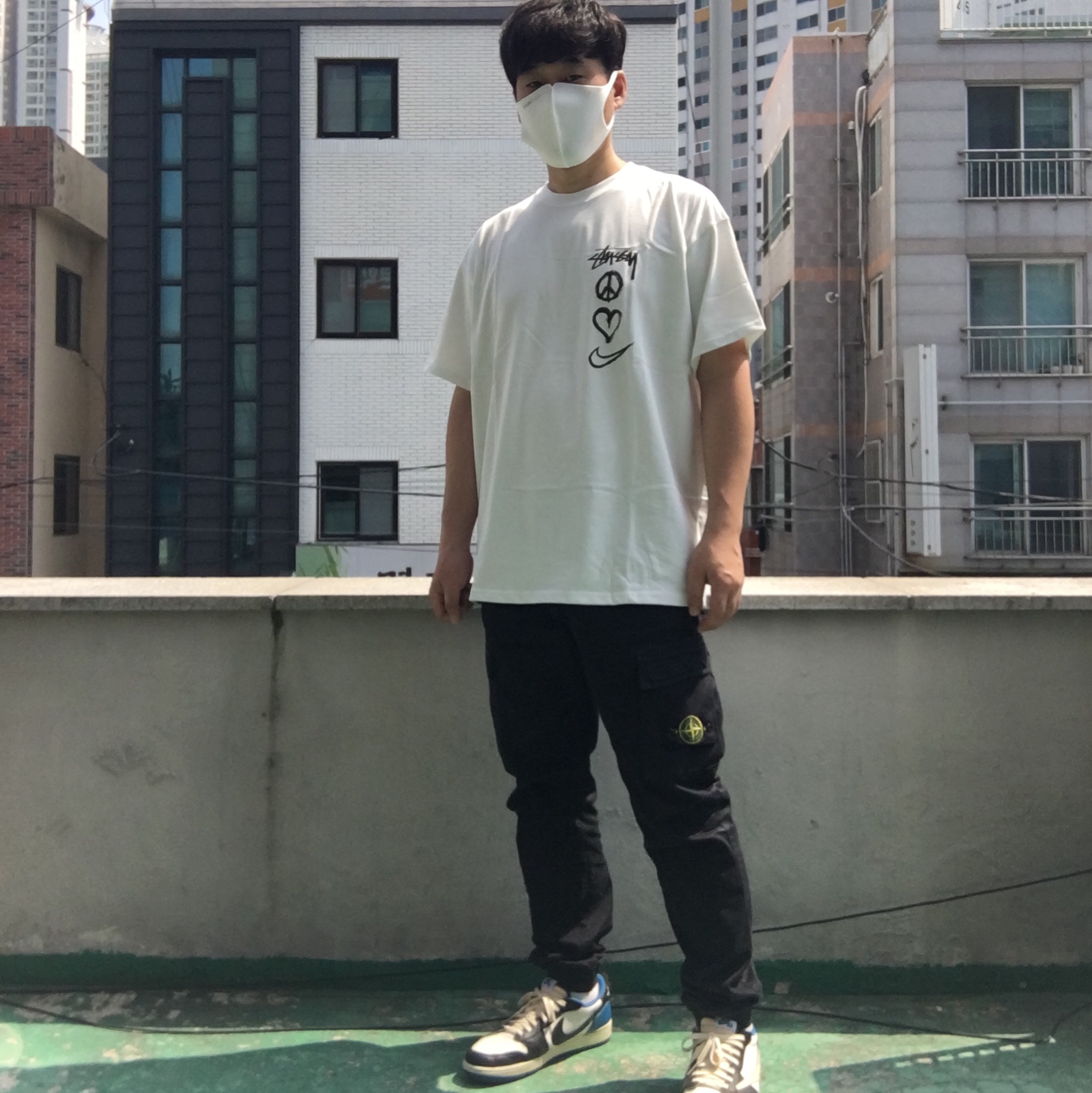 Nike x Stussy NRG RA T-Shirt Summit White (DM4942-121), Jordan 1 x Travis Scott x Fragment Retro Low OG SP Military Blue 착용 스타일 - 1