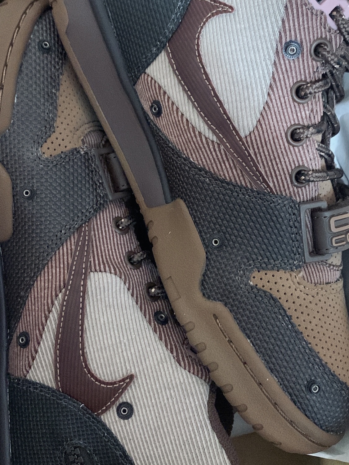 Nike x Travis Scott Air Trainer 1 Archaeo Brown and Rust Pink 착용 스타일