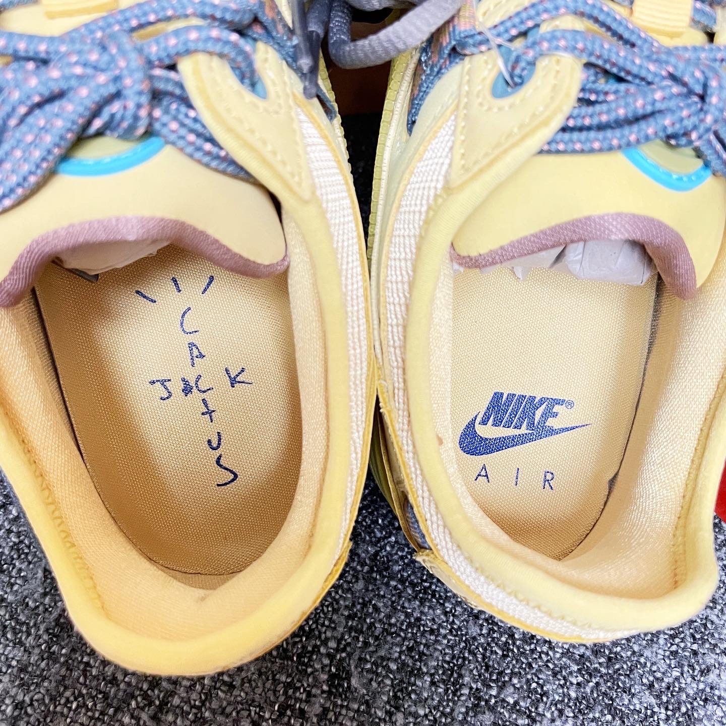 Nike x Travis Scott Air Max 1 Cact.us Gold 착용 스타일 - 3