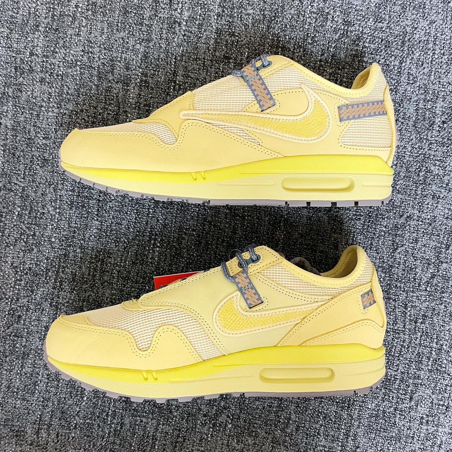 Nike x Travis Scott Air Max 1 Cact.us Gold 착용 스타일 - 2