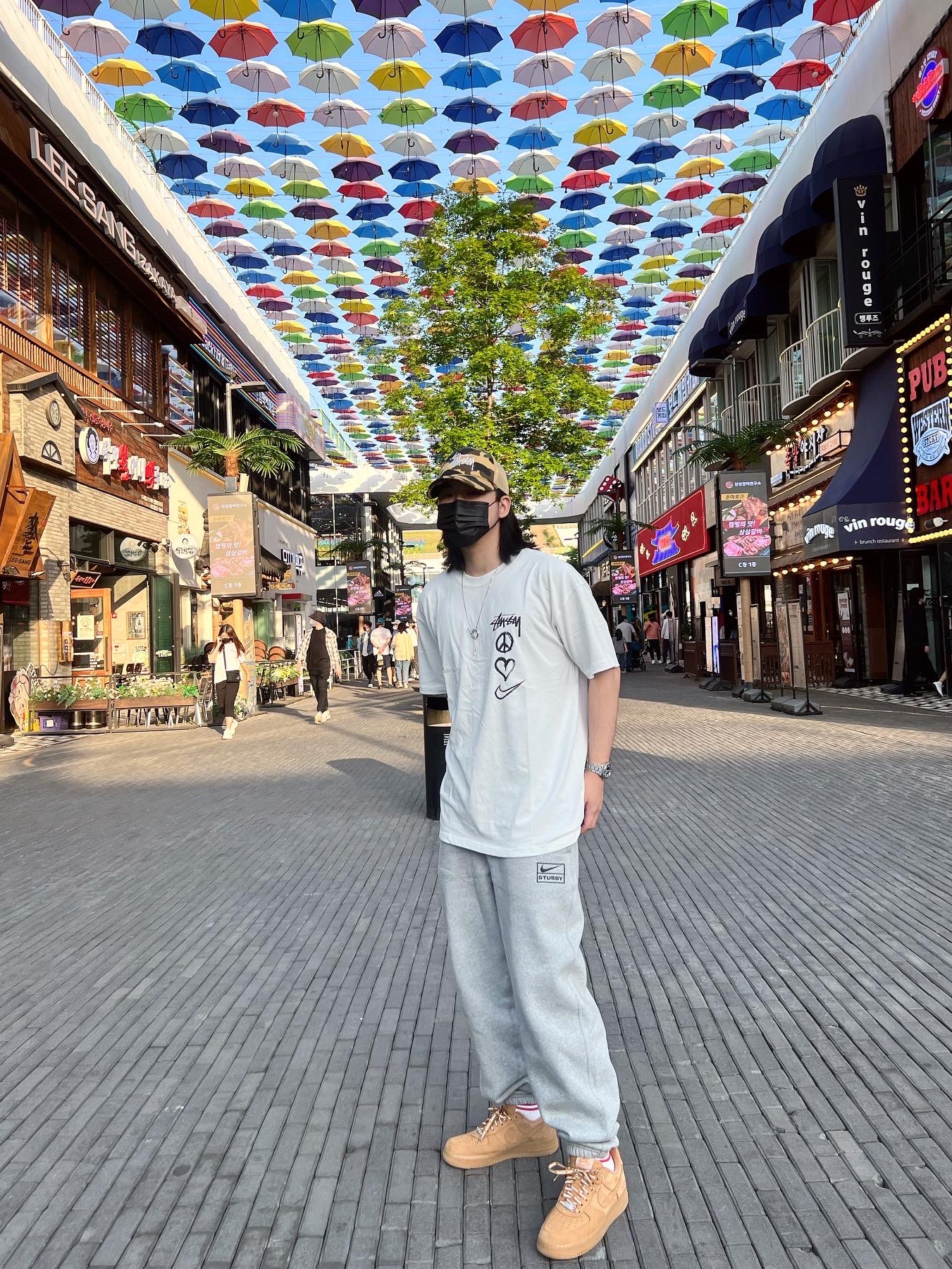 Stussy x BAPE Trucker Cap Yellow, Nike x Stussy NRG RA T-Shirt Summit White (DM4942-121) 착용 스타일 - 1