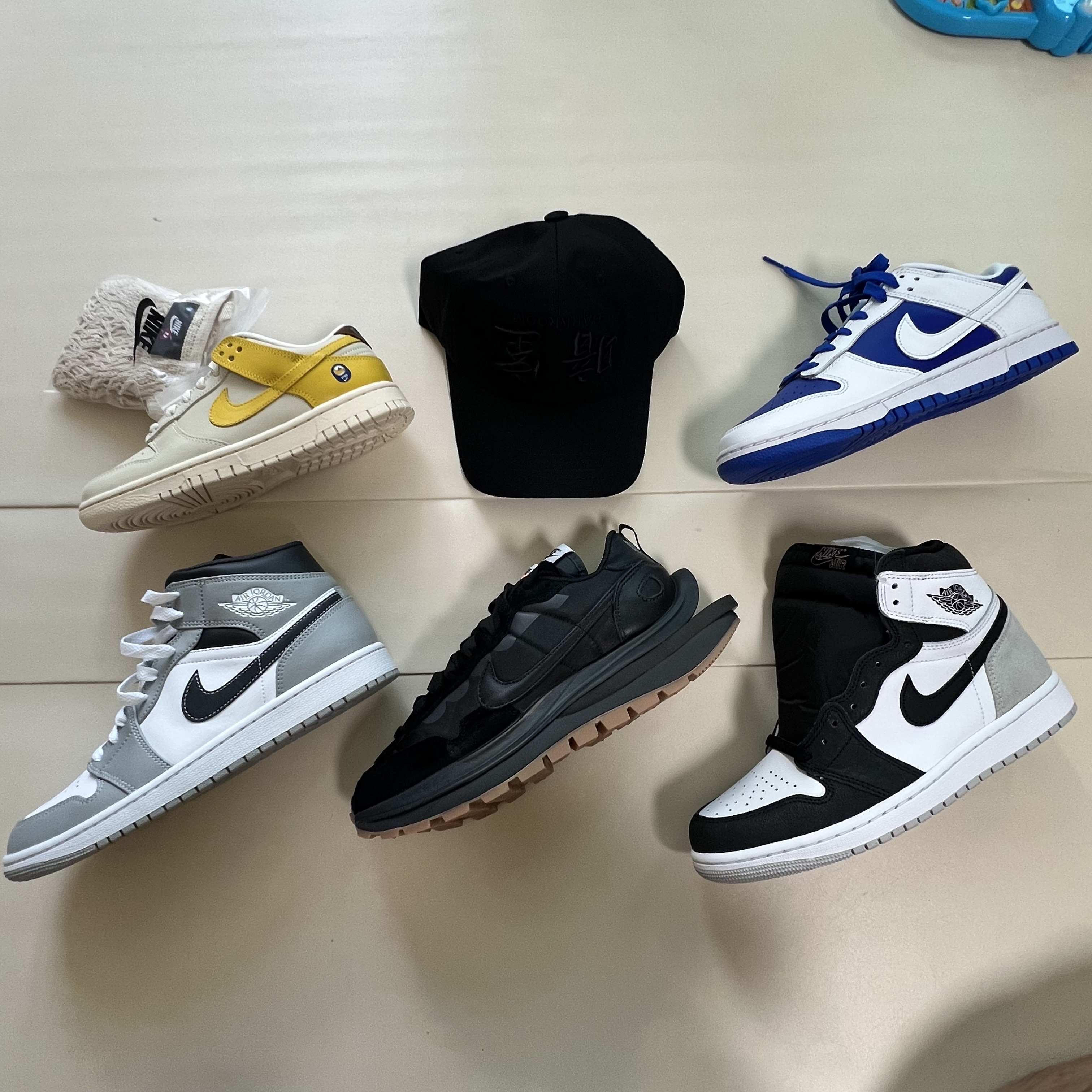 Darkr8m Studio Upside Down Black Logo Cap, Nike x Sacai VaporWaffle Black and Gum 착용 스타일 - 1