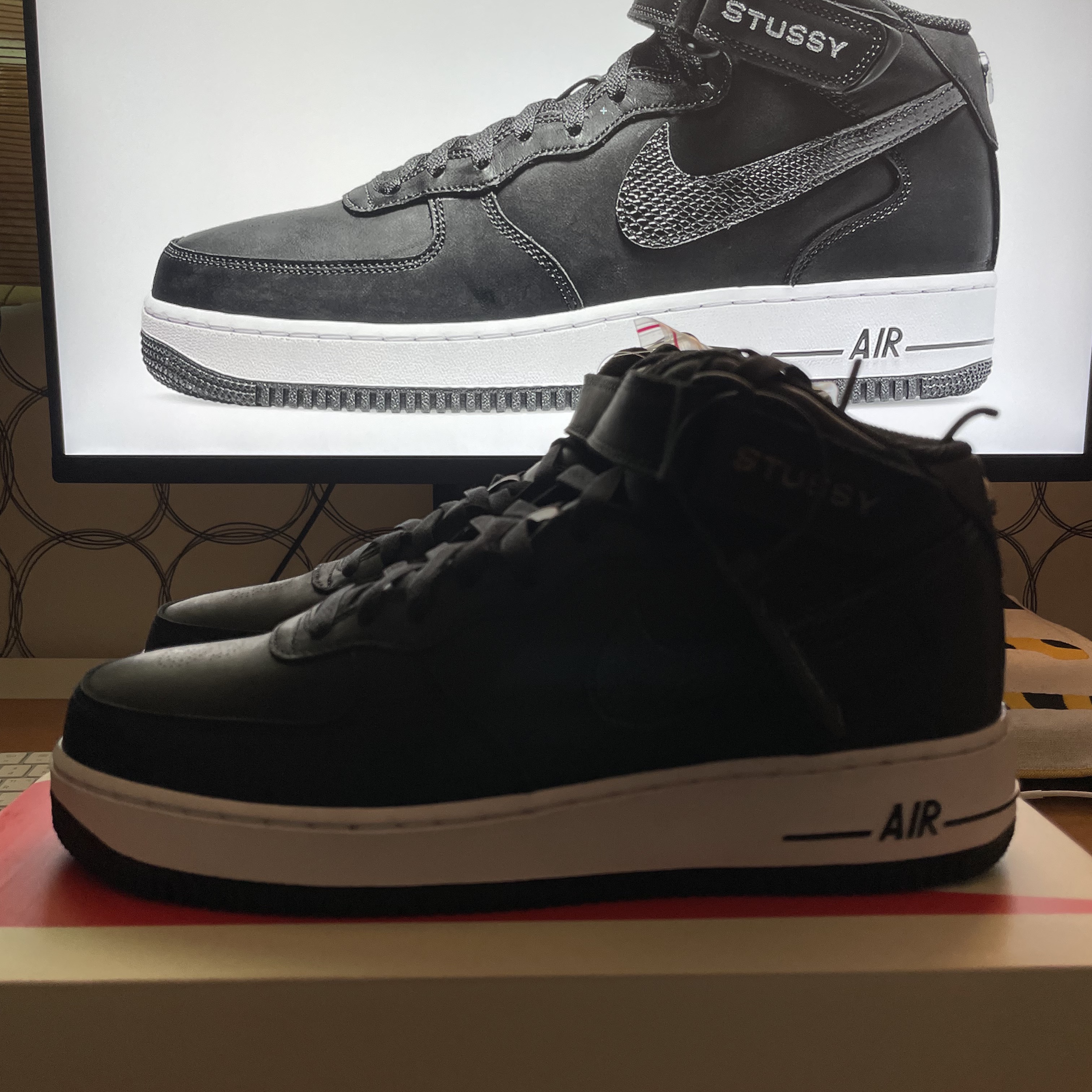 Nike x Stussy Air Force 1 '07 Mid SP Black 착용 스타일 - 1