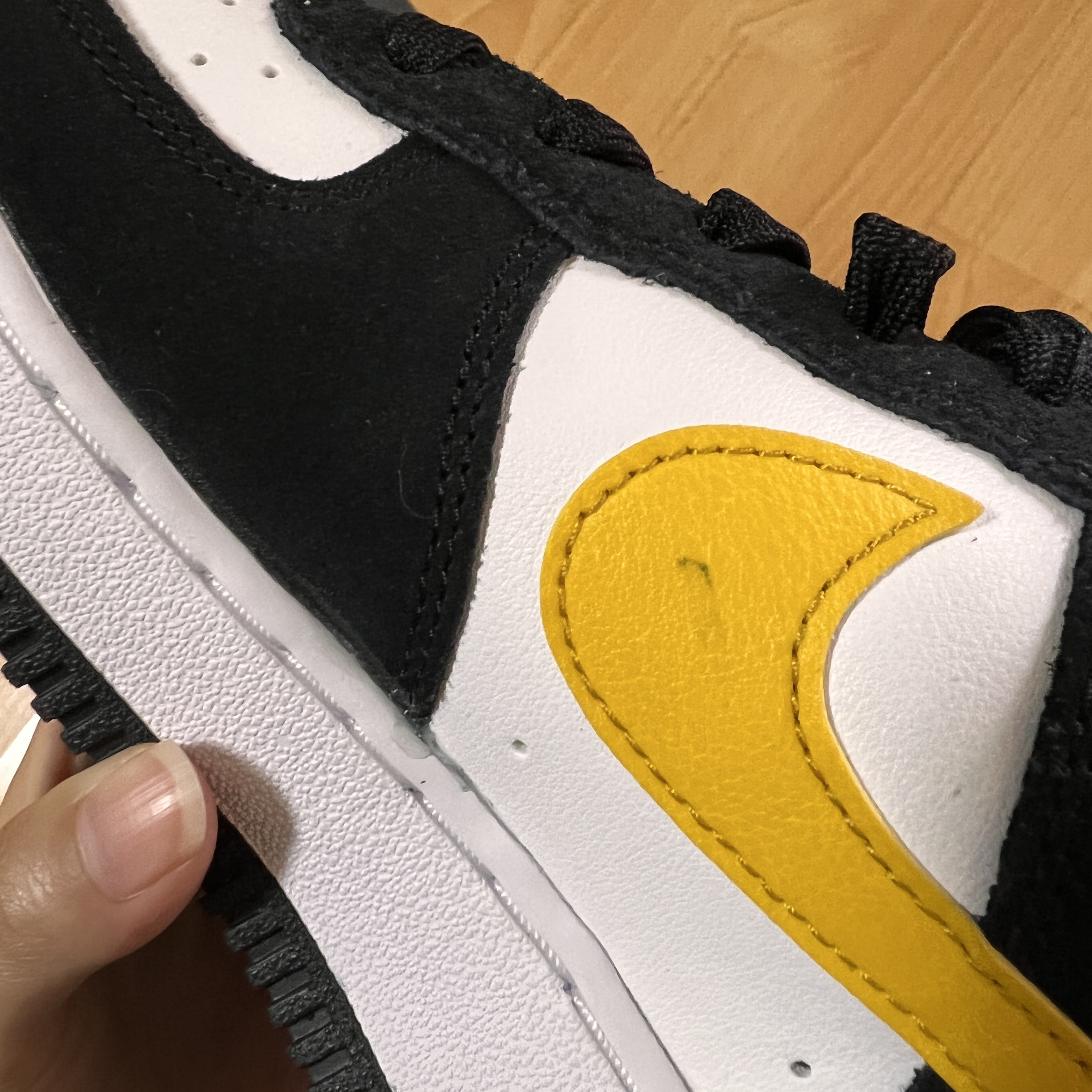 Nike Air Force 1 '07 LV8 Athletic Club Black Dark Sulfur 착용 스타일 - 1