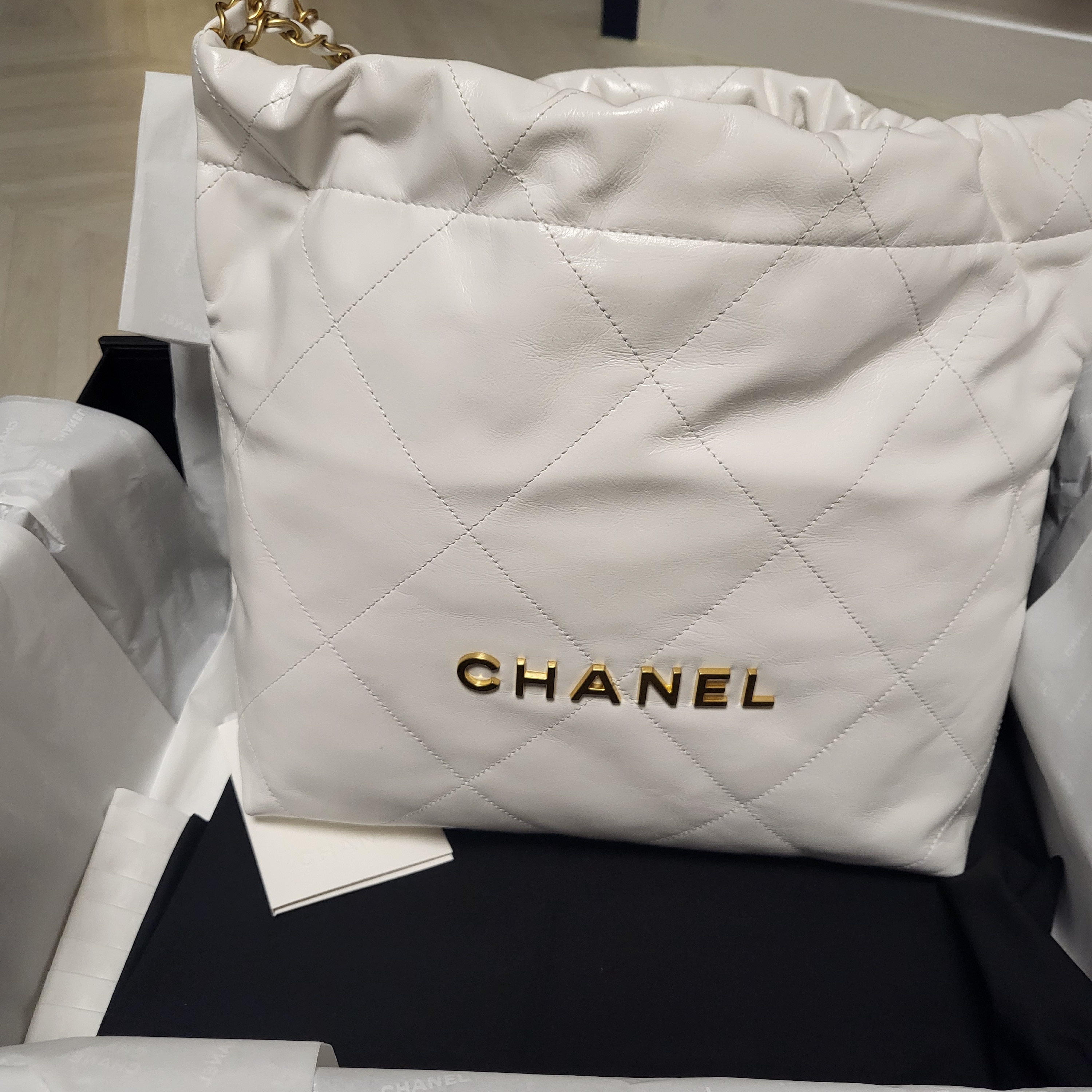 Chanel 22 Small Handbag Shiny Calfskin & Gold White 착용 스타일