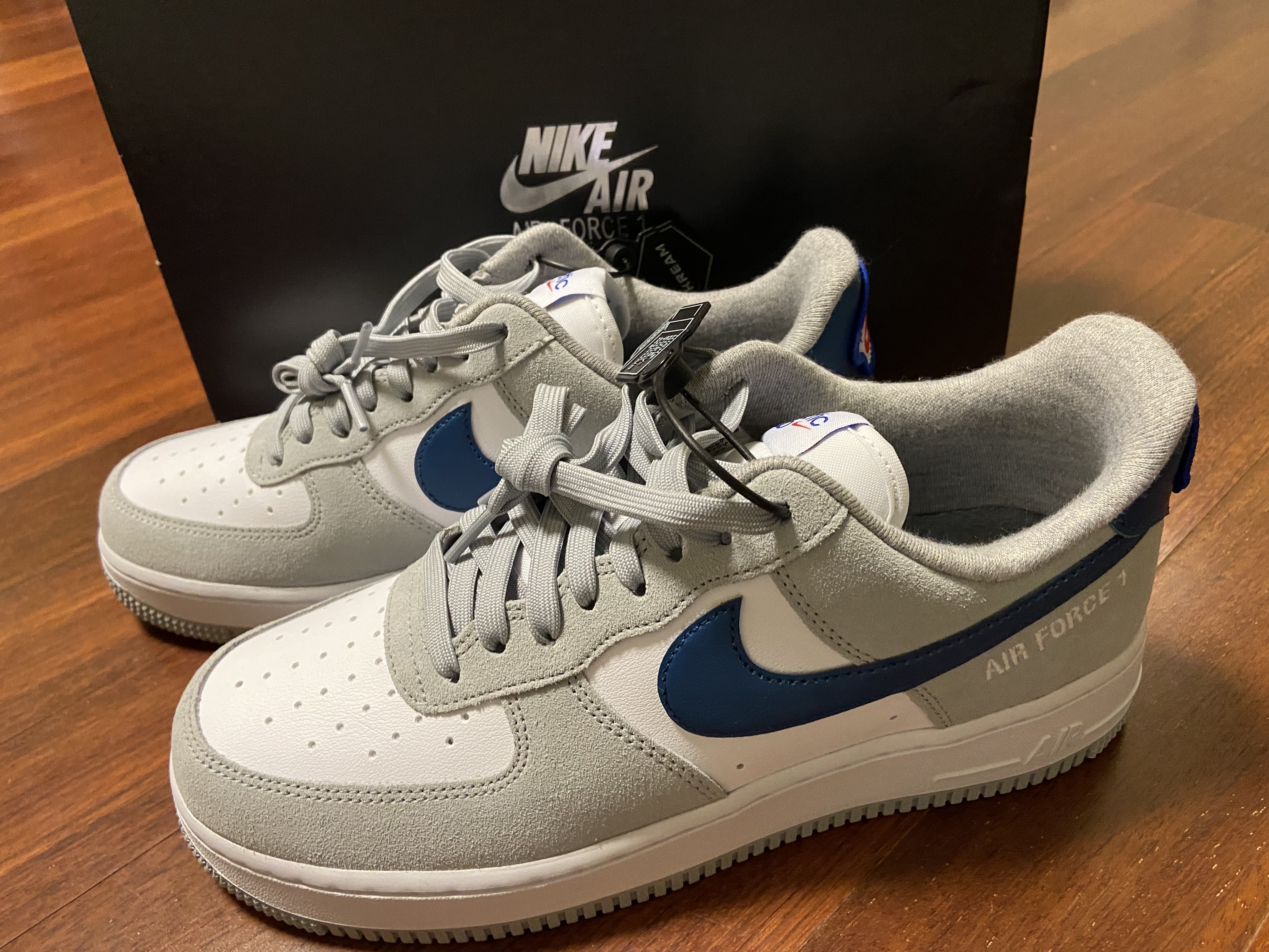 Nike Air Force 1 '07 LV8 Athletic Club Light Smoke Grey Marina 착용 스타일 - 1