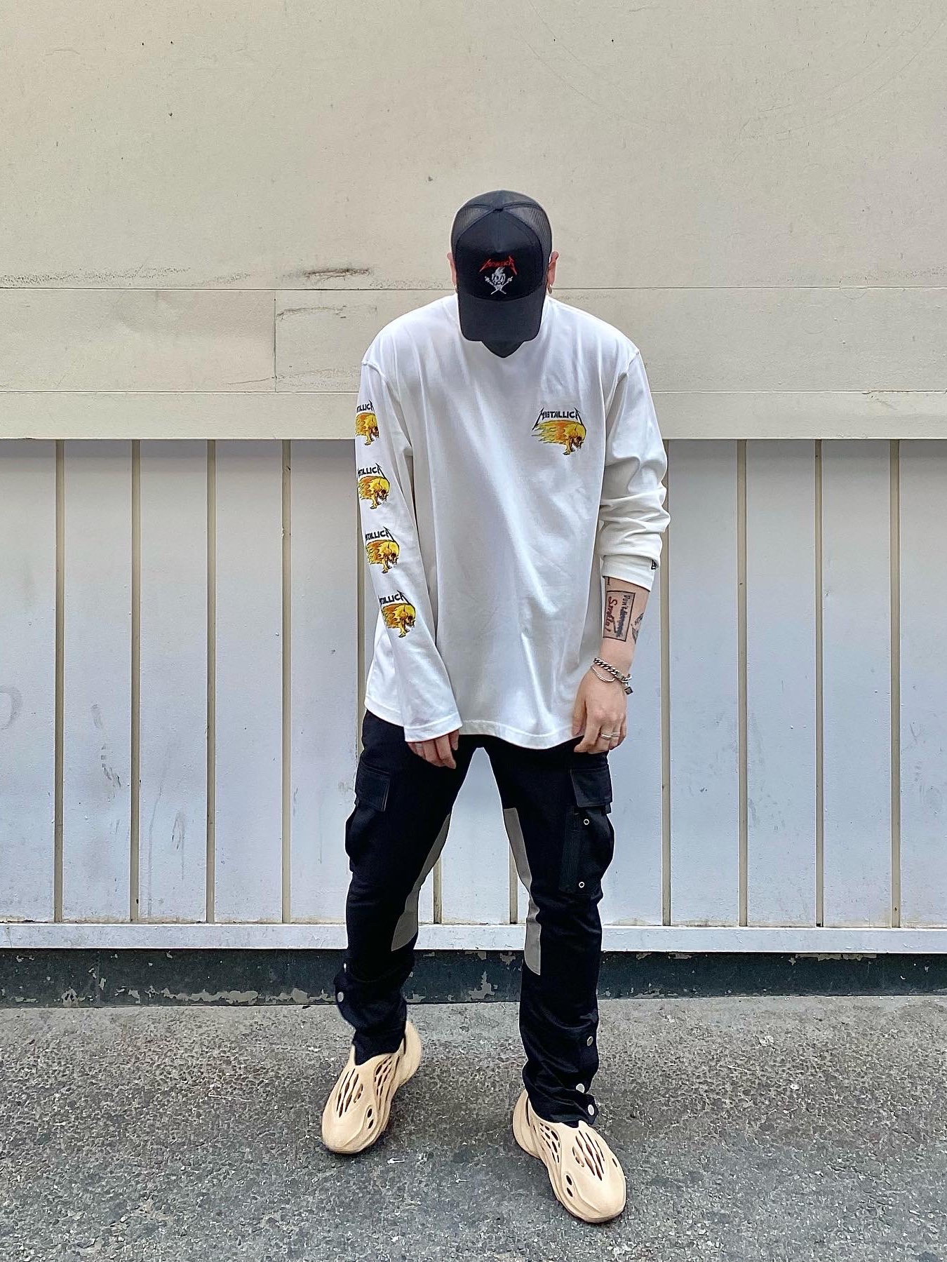 Adidas Yeezy Foam RNNR Ochre 착용 스타일 - 3