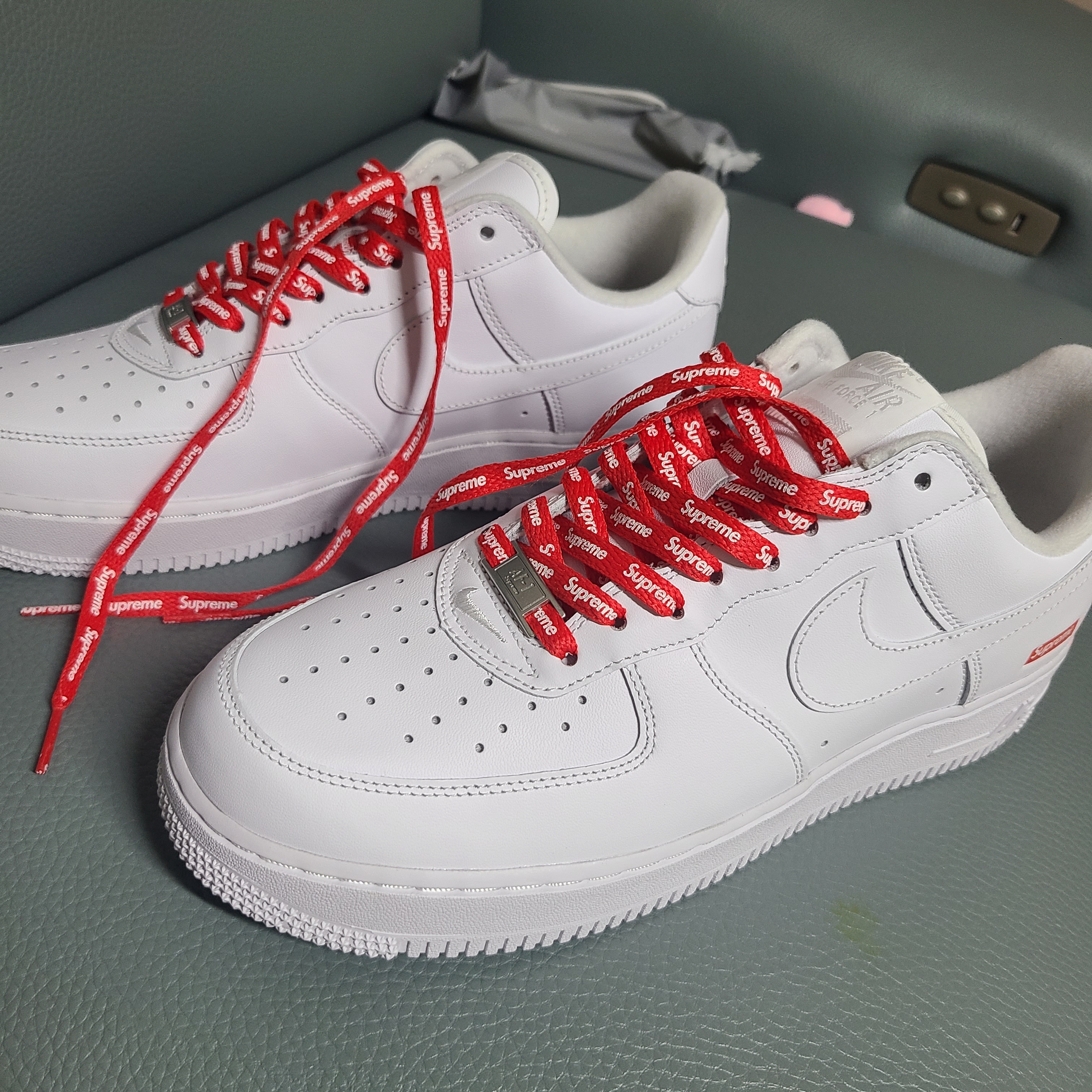 Nike x Supreme Air Force 1 Low White 착용 스타일