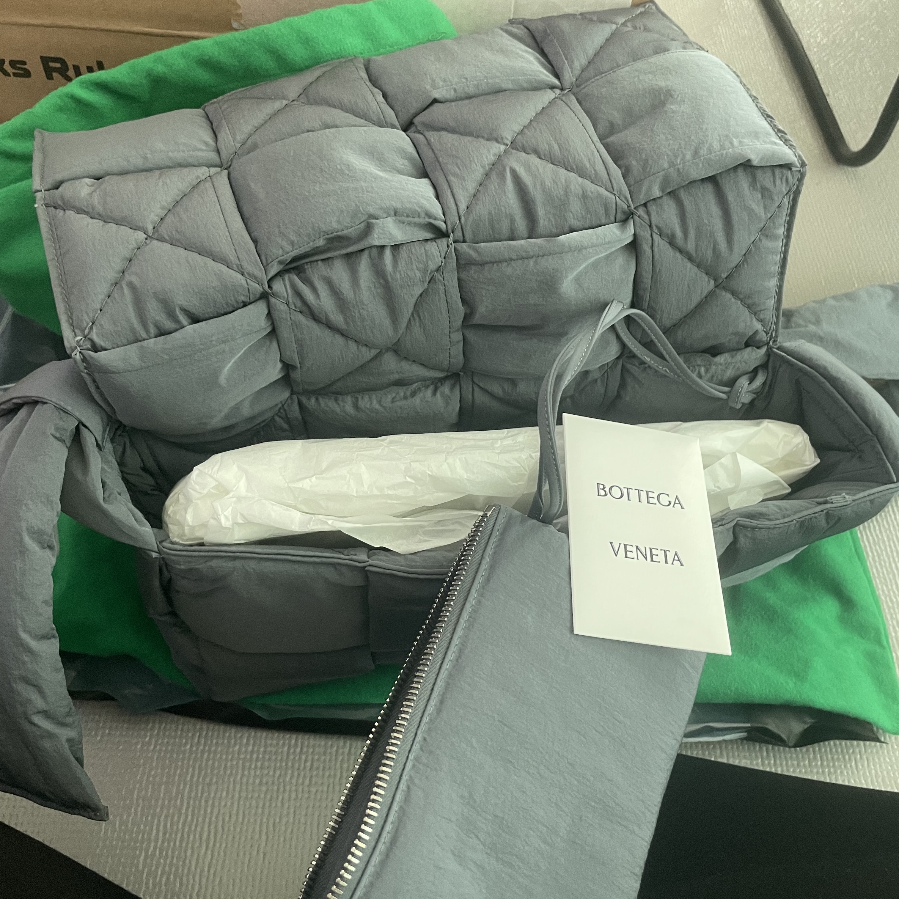Bottega Veneta Padded Tech Cassette Thunder 착용 스타일 - 4