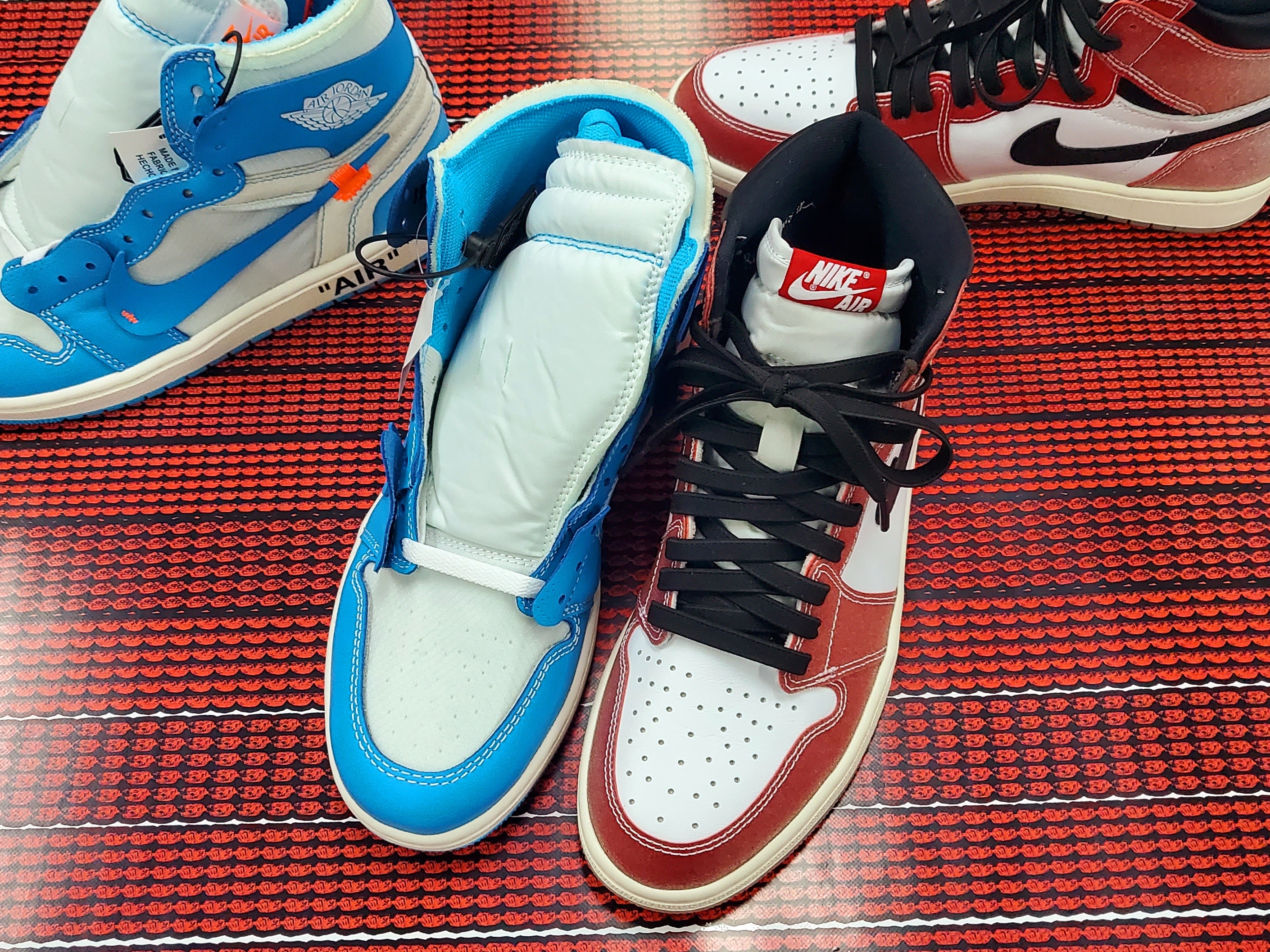 Jordan 1 x Off-White Retro High University Blue, Jordan 1 x Trophy Room Retro High OG SP Chicago 착용 스타일 - 2
