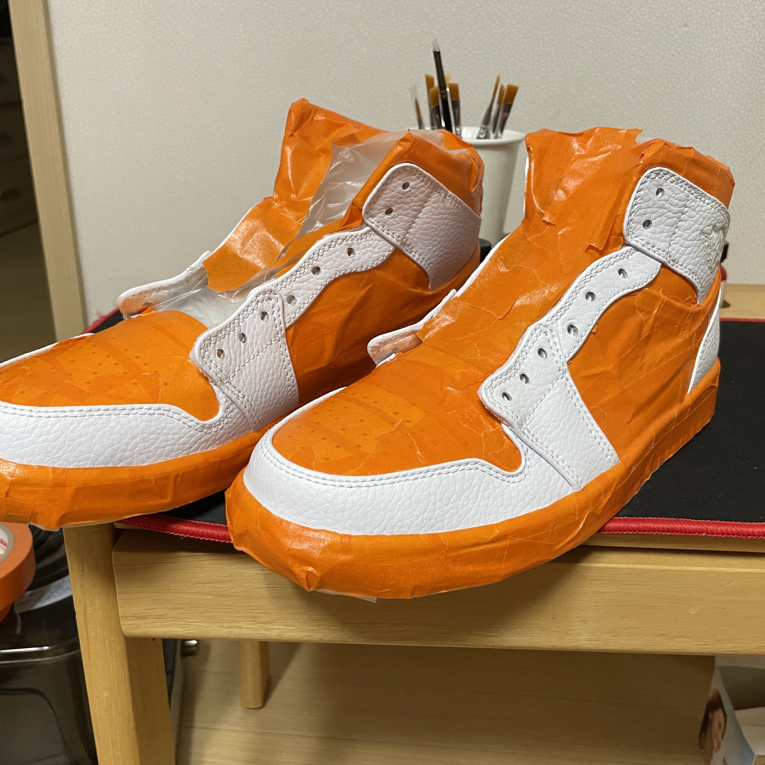 Jordan 1 Mid Triple White, (W) Jordan 1 Mid Gym Red Black 착용 스타일 - 3