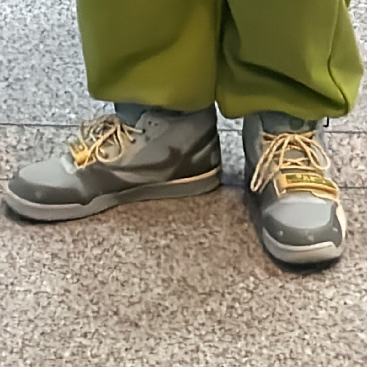 Nike x Travis Scott Nike Air Trainer 1 Grey Haze and Dusty Sage 착용 스타일 - 4