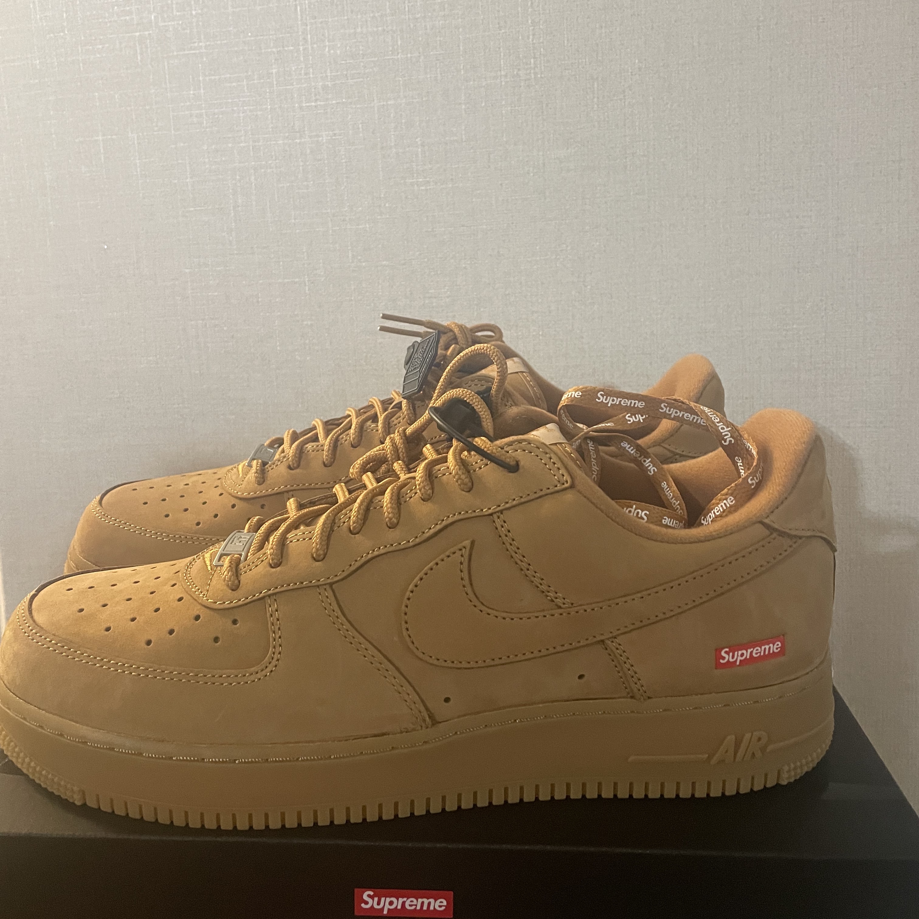 Nike x Supreme Air Force 1 Low Flax, Nike NRG Solo Swoosh Satin Bomber Jacket Black Doll - US/EU 착용 스타일 - 4