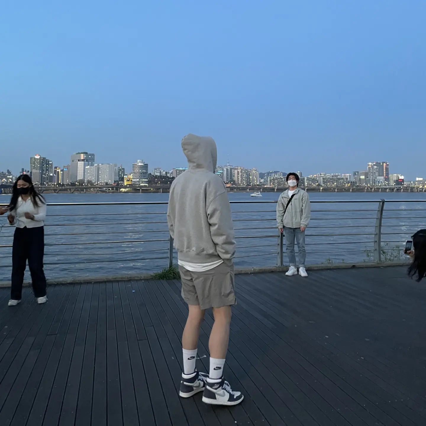 Jordan 1 Retro High OG CO.JP Midnight Navy, IAB Studio Woven Shorts Gray 착용 스타일