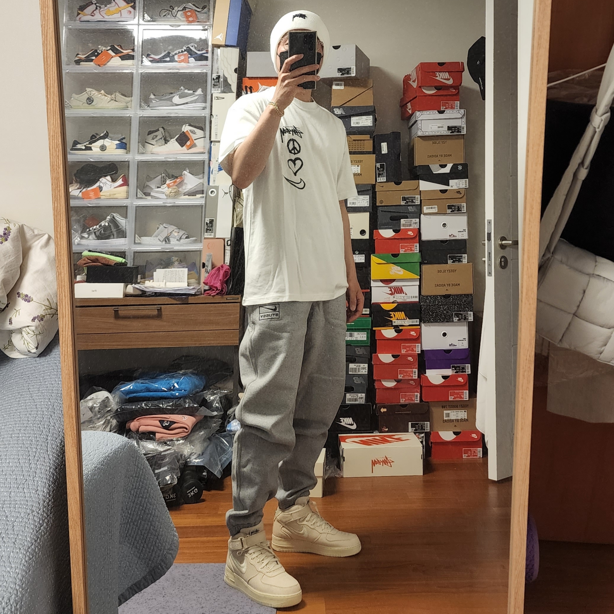 Nike x Stussy NRG RA T-Shirt Summit White (DM4942-121), Nike x Stussy NRG RA Fleece Pants Dark Grey Heather (DJ9490-063) 착용 스타일