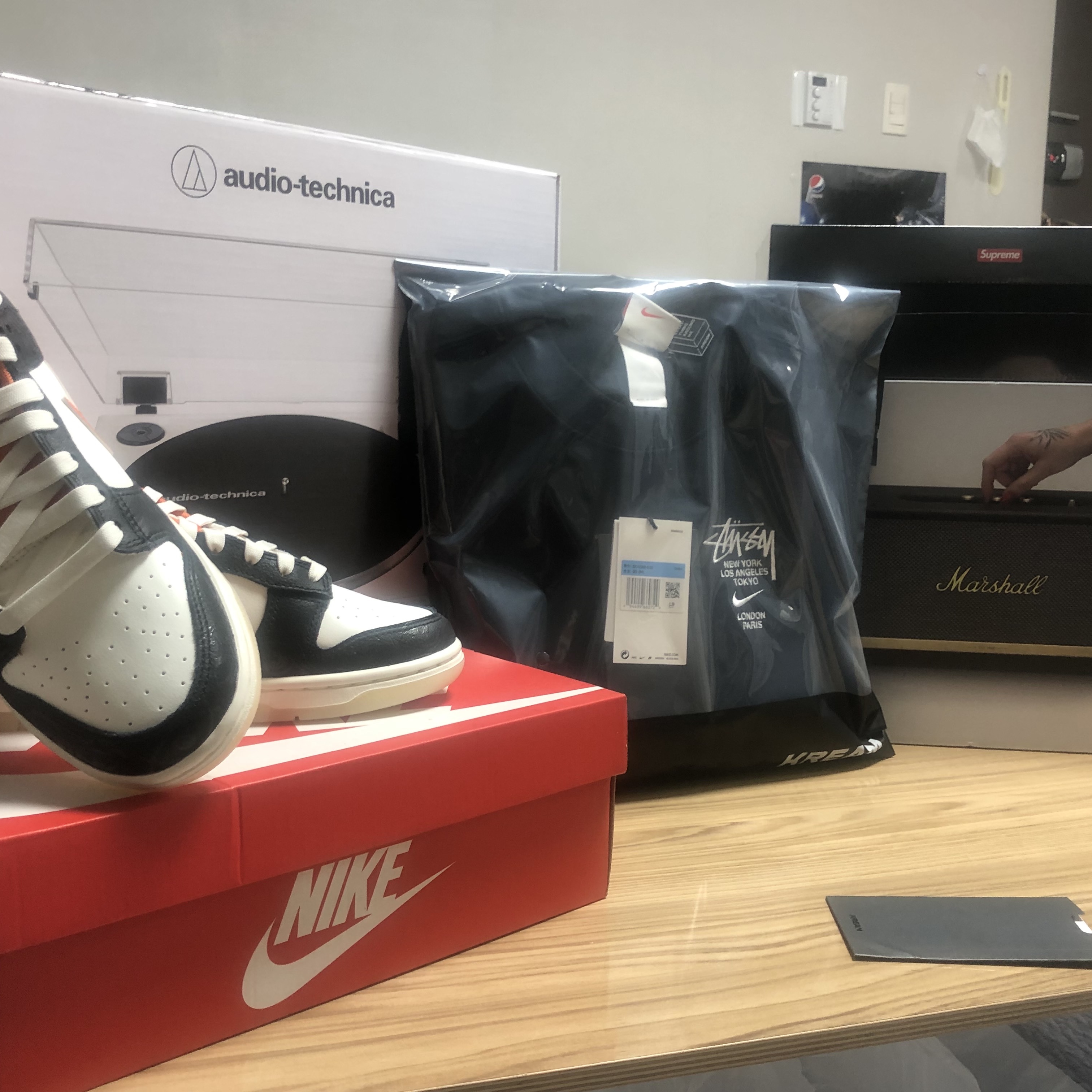 Nike x Supreme Air Force 1 Low White, Nike x Stussy NRG ZR Fleece Crewneck Black - Asia 착용 스타일