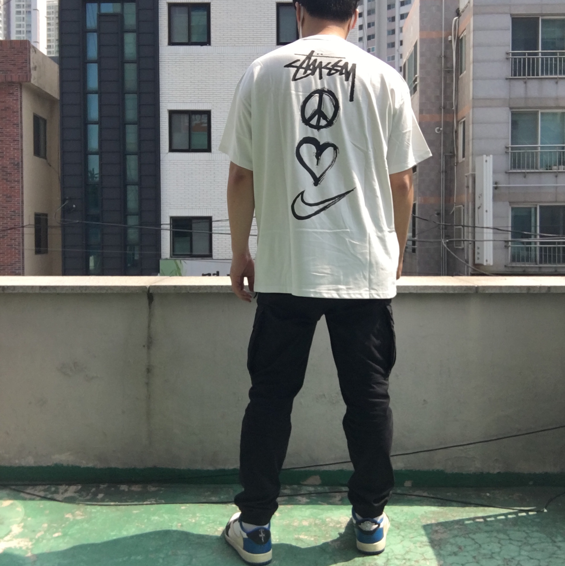 Nike x Stussy NRG RA T-Shirt Summit White (DM4942-121), Jordan 1 x Travis Scott x Fragment Retro Low OG SP Military Blue 착용 스타일 - 2