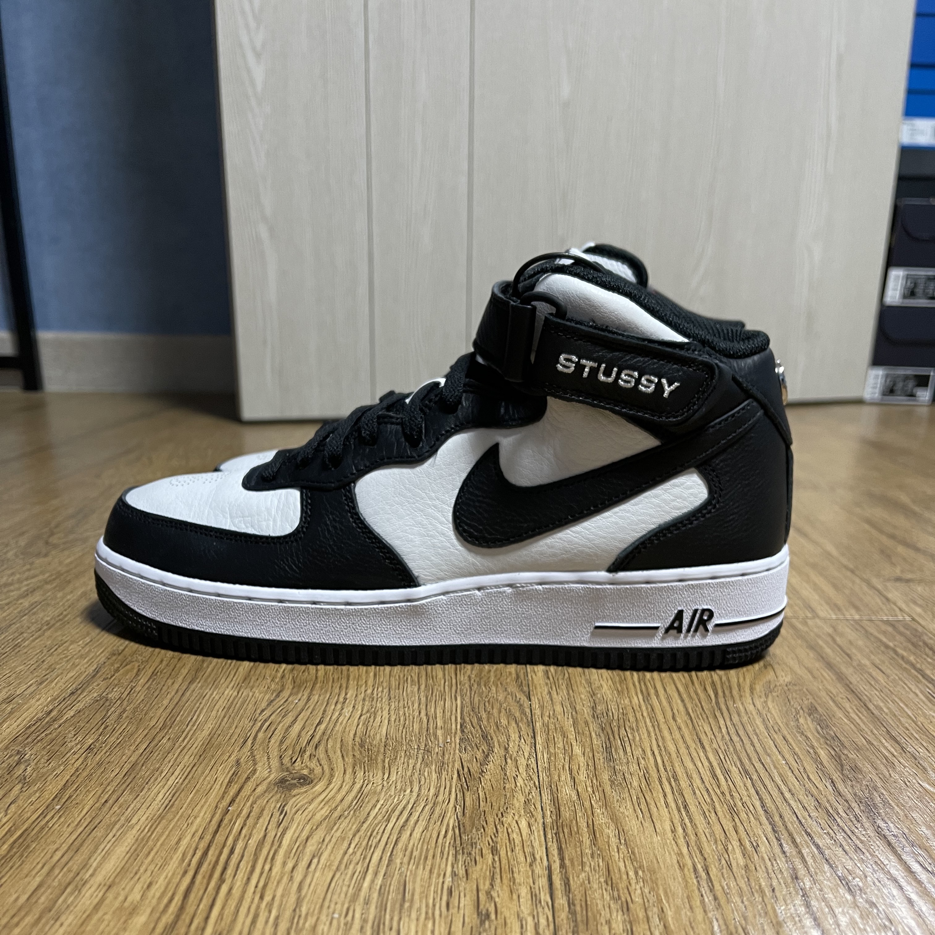 Nike x Stussy Air Force 1 '07 Mid SP Black and Light Bone 착용 스타일 - 1