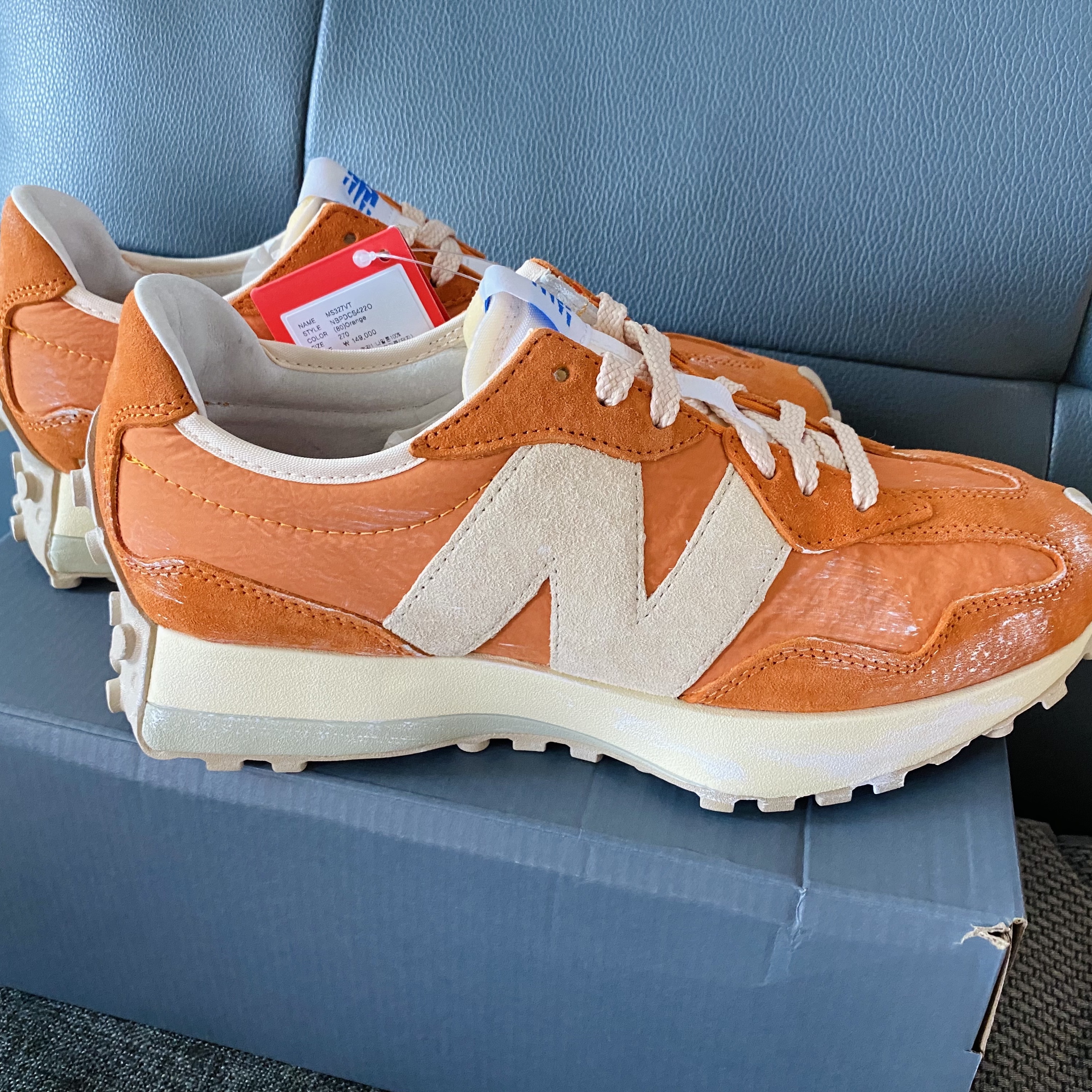 New Balance 327 Vintage Luxe Orange 착용 스타일 - 2