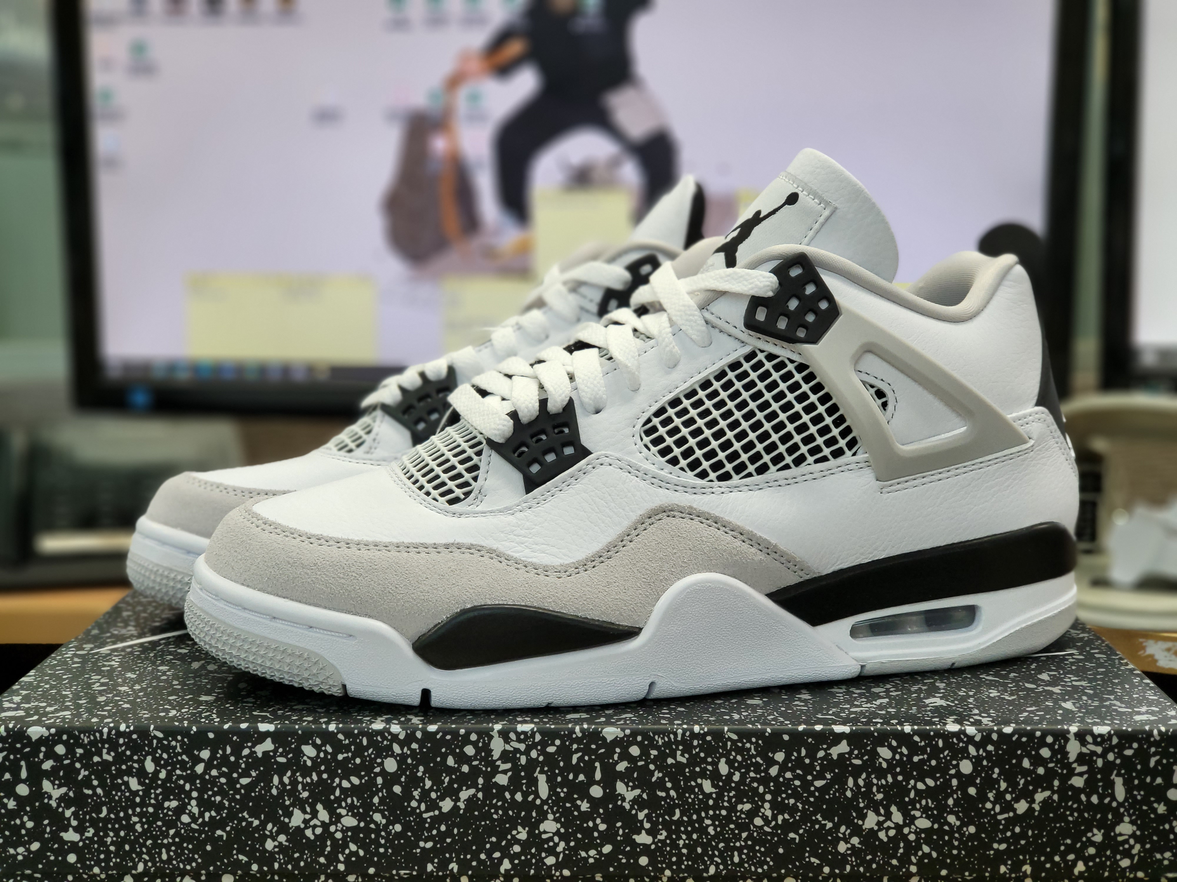 Jordan 4 Retro White and Black 착용 스타일