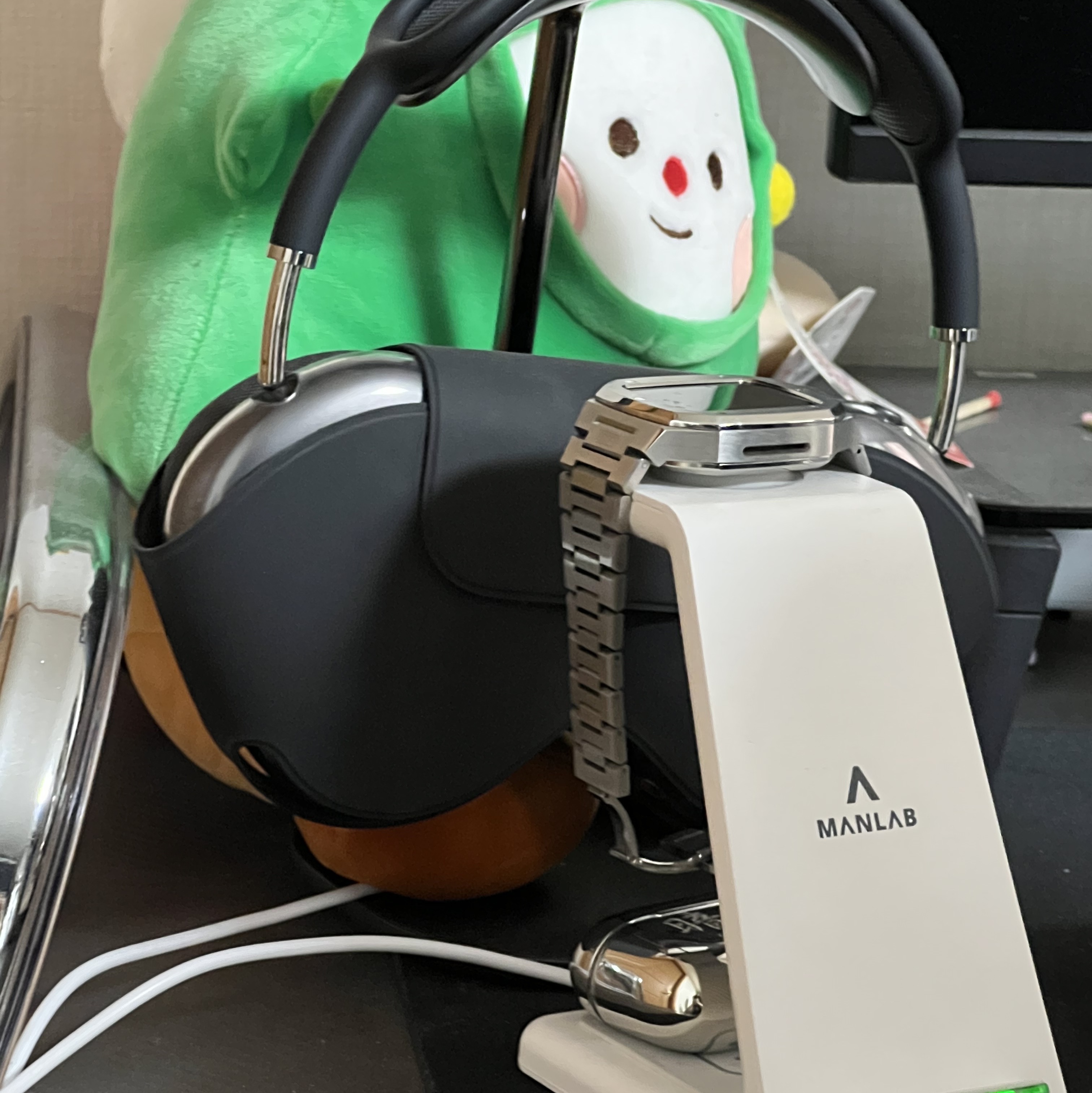 Apple AirPods Pro with MagSafe Charging Case (Korean Ver.), Casetify x Darkr8m Studio Silver Stitch Logo AirPods Pro Case Mirror Silver 착용 스타일