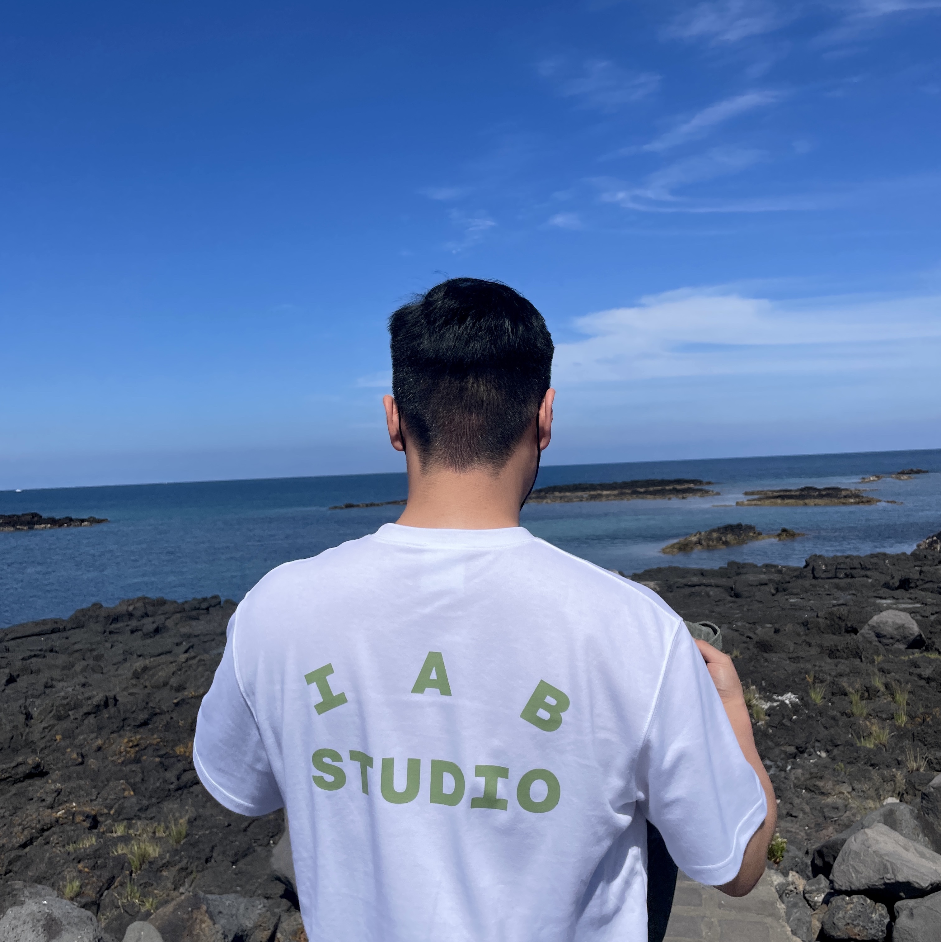 IAB Studio T-Shirt White Light Green 착용 스타일 - 2