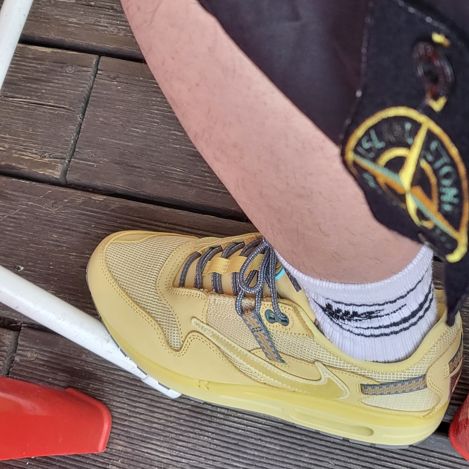 Nike x Travis Scott Air Max 1 Cact.us Gold 착용 스타일