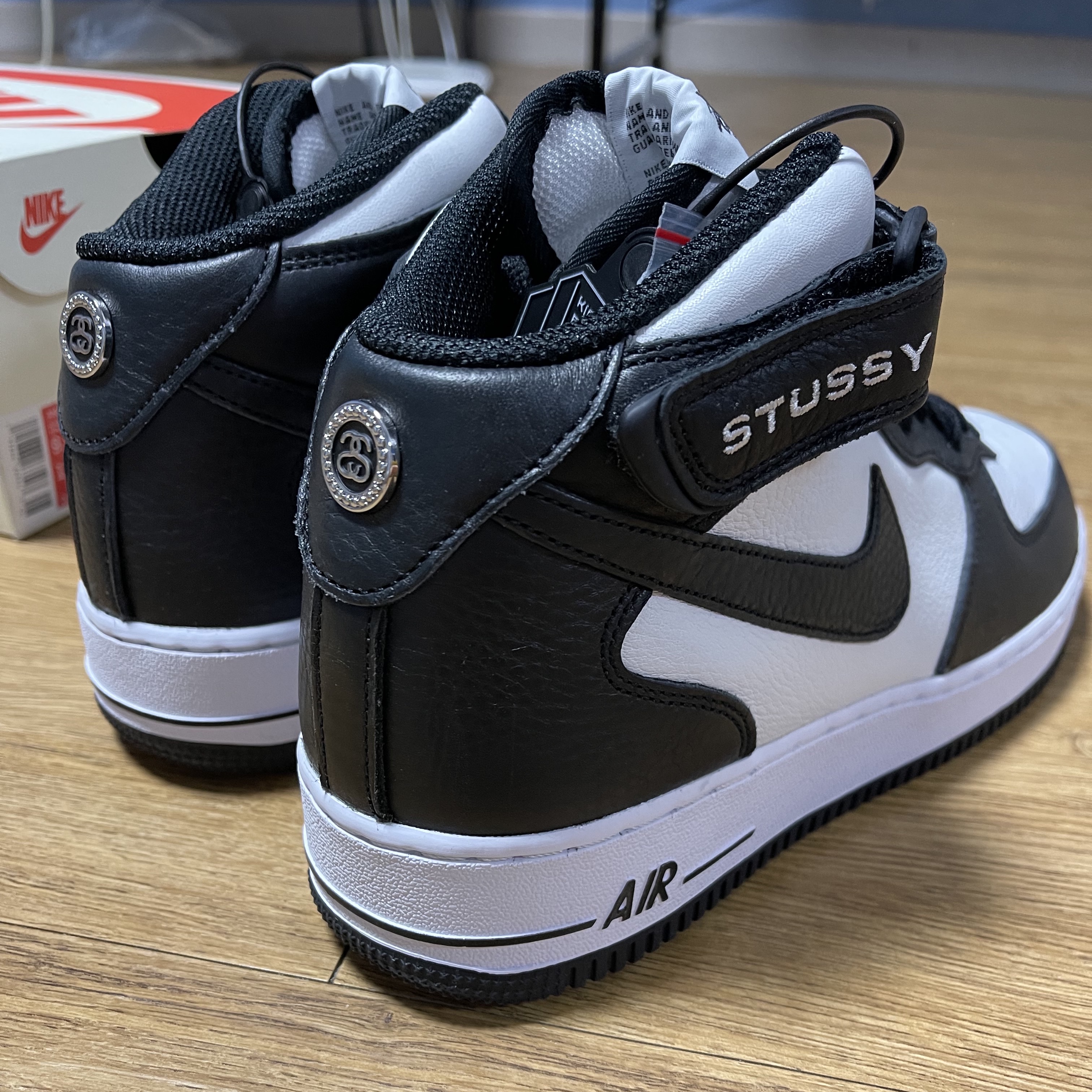 Nike x Stussy Air Force 1 '07 Mid SP Black and Light Bone 착용 스타일 - 2