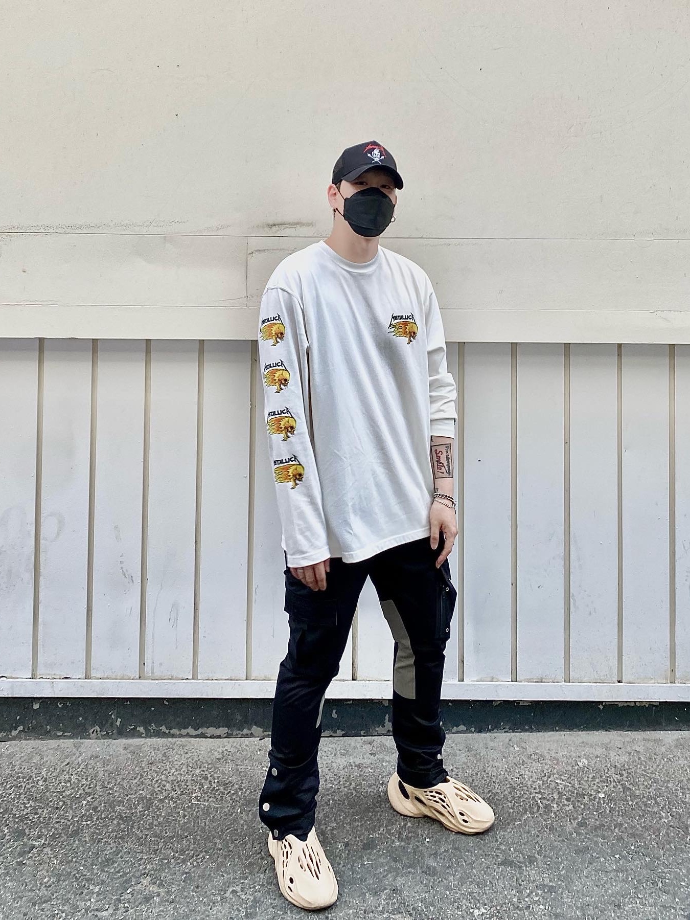 Adidas Yeezy Foam RNNR Ochre 착용 스타일 - 2