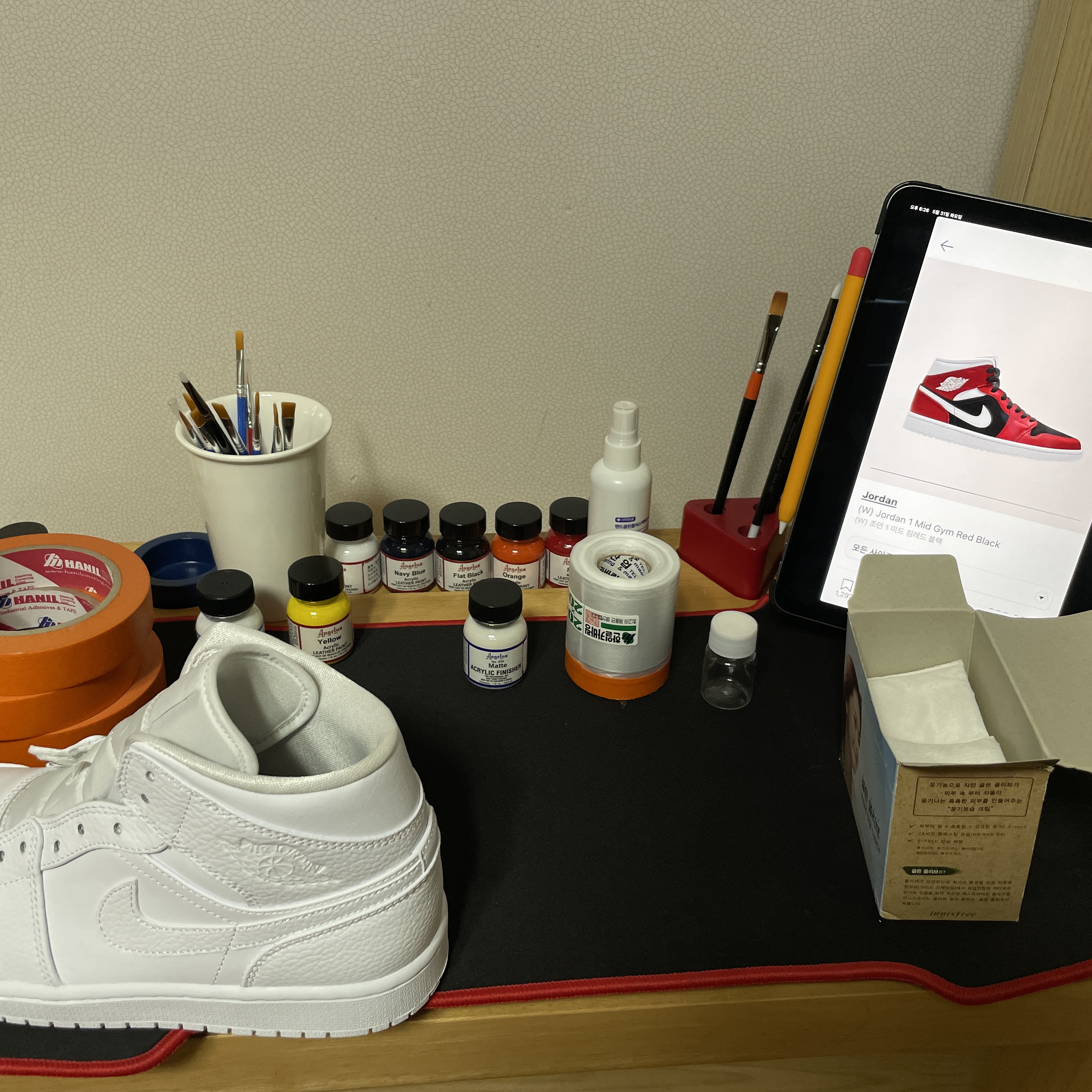 Jordan 1 Mid Triple White, (W) Jordan 1 Mid Gym Red Black 착용 스타일 - 1