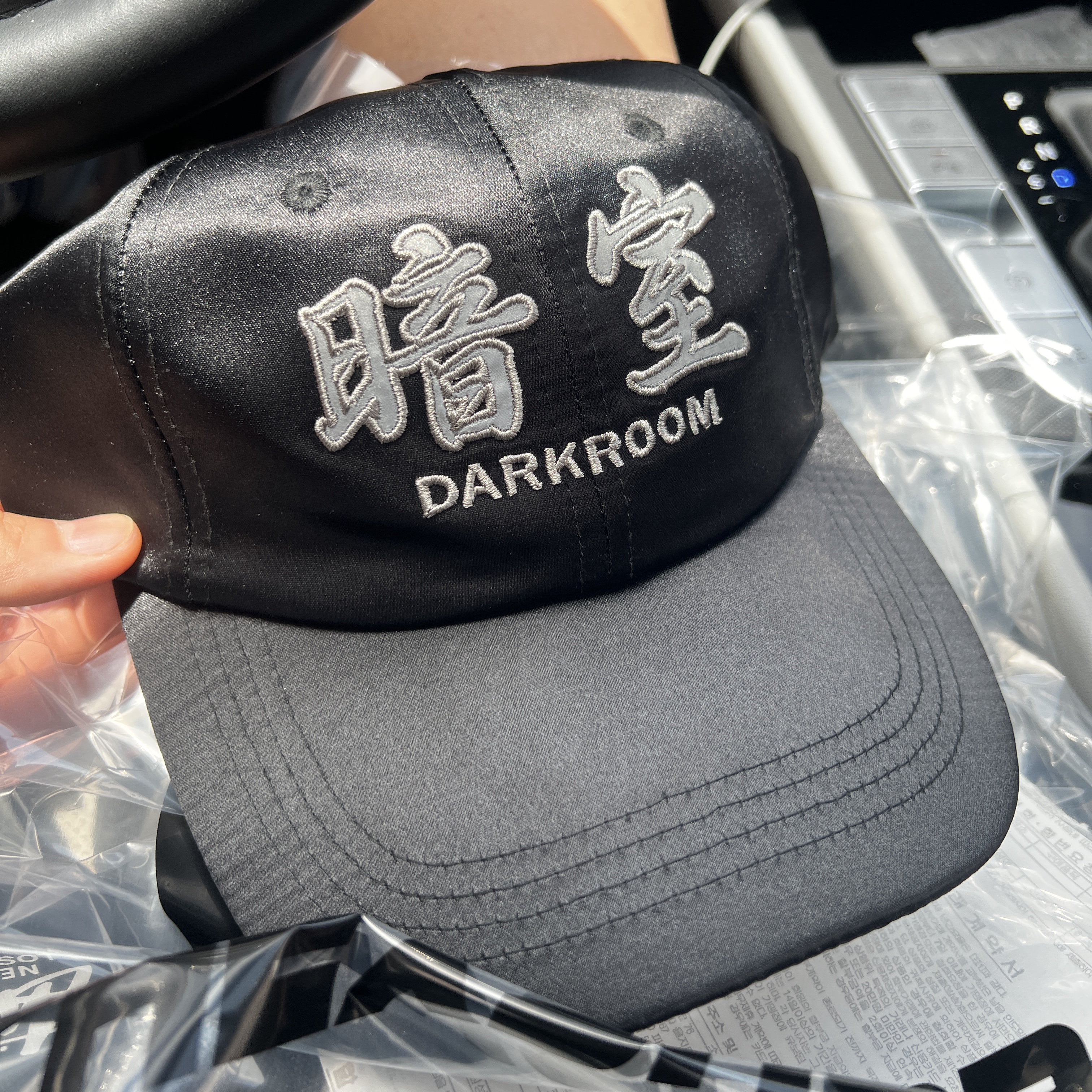 Darkr8m Studio x Hardhitters Satin Reflective Logo Cap 착용 스타일
